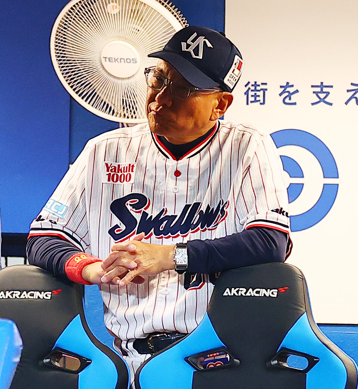 ヤクルト対ロッテ　ベンチで浮かない表情のヤクルト池山隆寛監督（撮影・野上伸悟）