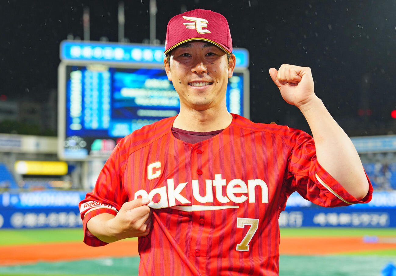 DeNA対楽天　DeNAに勝利しヒーローの楽天鈴木大地はキャプテンマークをアピールし写真に納まる（撮影・垰建太）