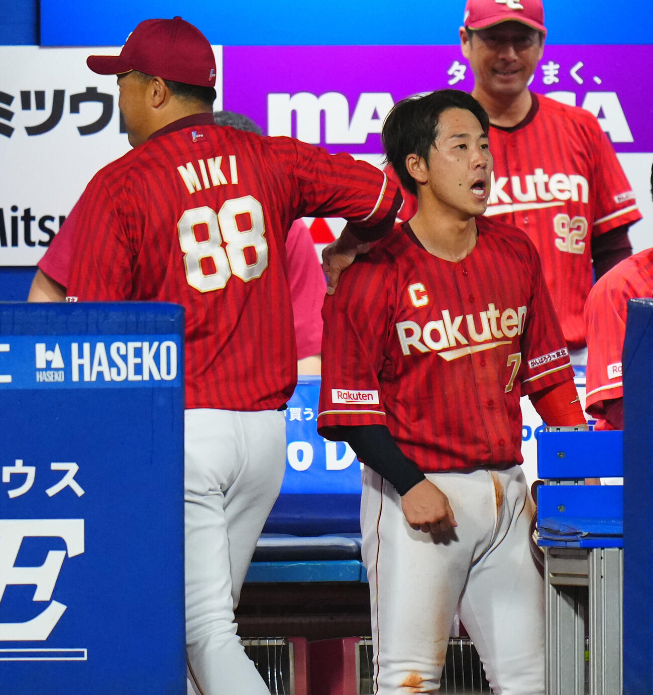 DeNA対楽天　8回表楽天2死一、二塁、代走と交代した鈴木大地（右）は三木肇監督に肩をたたかれねぎらわれる（撮影・垰建太）