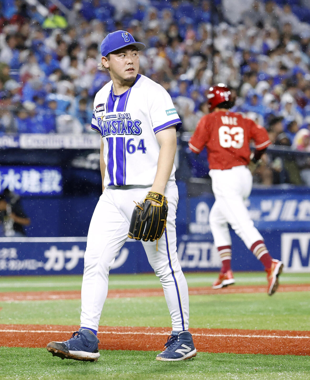 8回に登板し、楽天に逆転を許したDeNA・中川虎。1回2失点で2敗目を喫した＝横浜（共同）