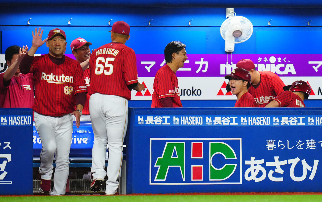 DeNA対楽天　8回表楽天2死一、二塁、代走と交代した鈴木大地（右から3人目）はベンチでナインとタッチを交わす（撮影・垰建太）