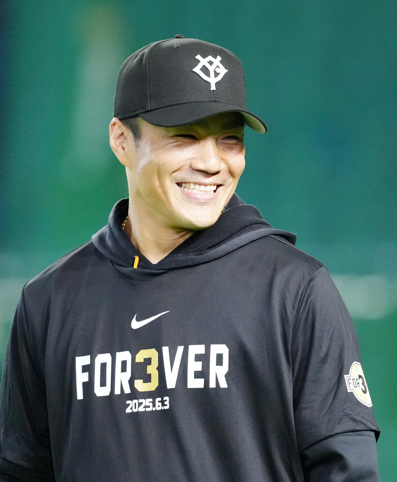 交流戦　巨人対オリックス　巨人長嶋茂雄終身名誉監督の一周忌で「FOR3VER 6．3～長嶋茂雄～」として開催される試合前、記念Tシャツの着用する則本昂大（撮影・江口和貴）