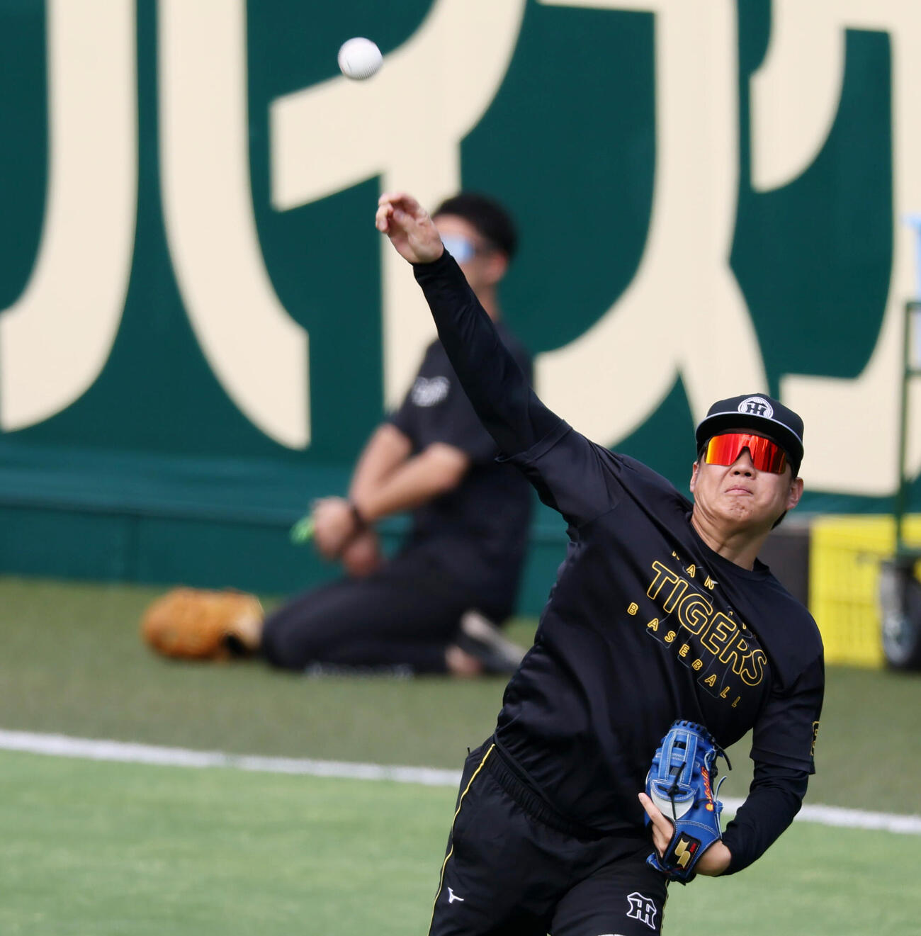 阪神対西武　練習でキャッチボールする阪神西勇輝（撮影・加藤哉）