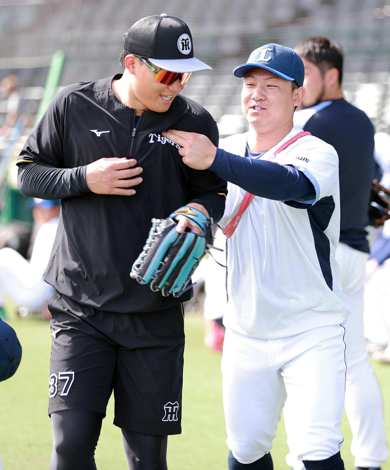 阪神対西武　試合前、阪神森下翔太（左）とじゃれ合う西武古賀悠斗（撮影・上山淳一）