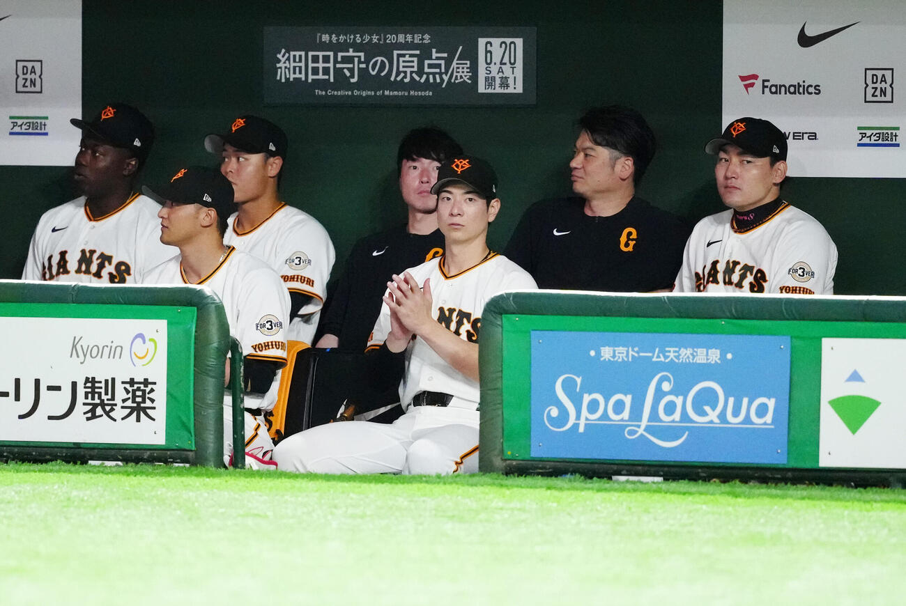 交流戦　巨人対オリックス　巨人長嶋茂雄終身名誉監督の一周忌で「FOR3VER 6．3～長嶋茂雄～」として開催される試合前、映像がビジョンで流され、ベンチから見つめる選手たち（撮影・江口和貴）