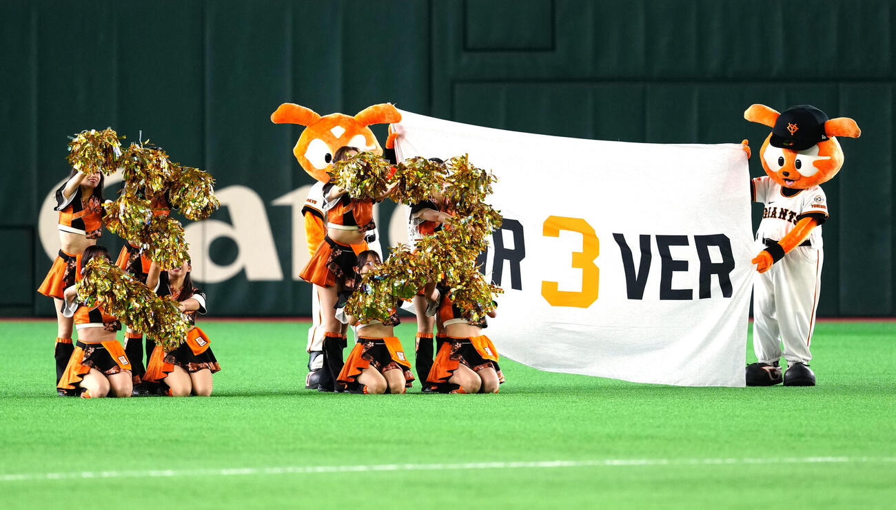 交流戦　巨人対オリックス　試合前、「ミスター」の文字をつくる巨人マスコットガールの「ヴィーナス」（撮影・江口和貴）＝2026年6月3日