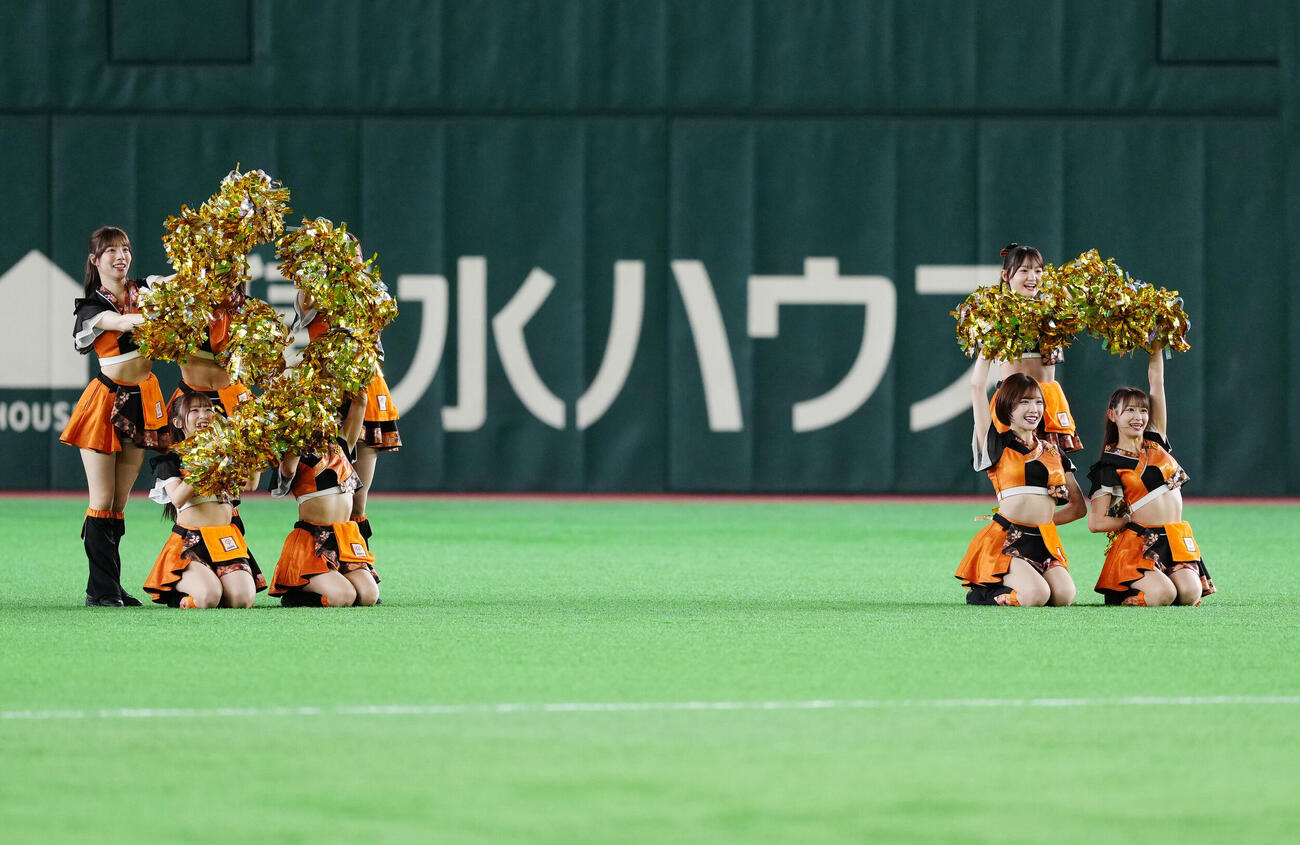 交流戦　巨人対オリックス　試合前、「ミスター」の文字をつくる巨人マスコットガールの「ヴィーナス」（撮影・江口和貴）＝2026年6月3日