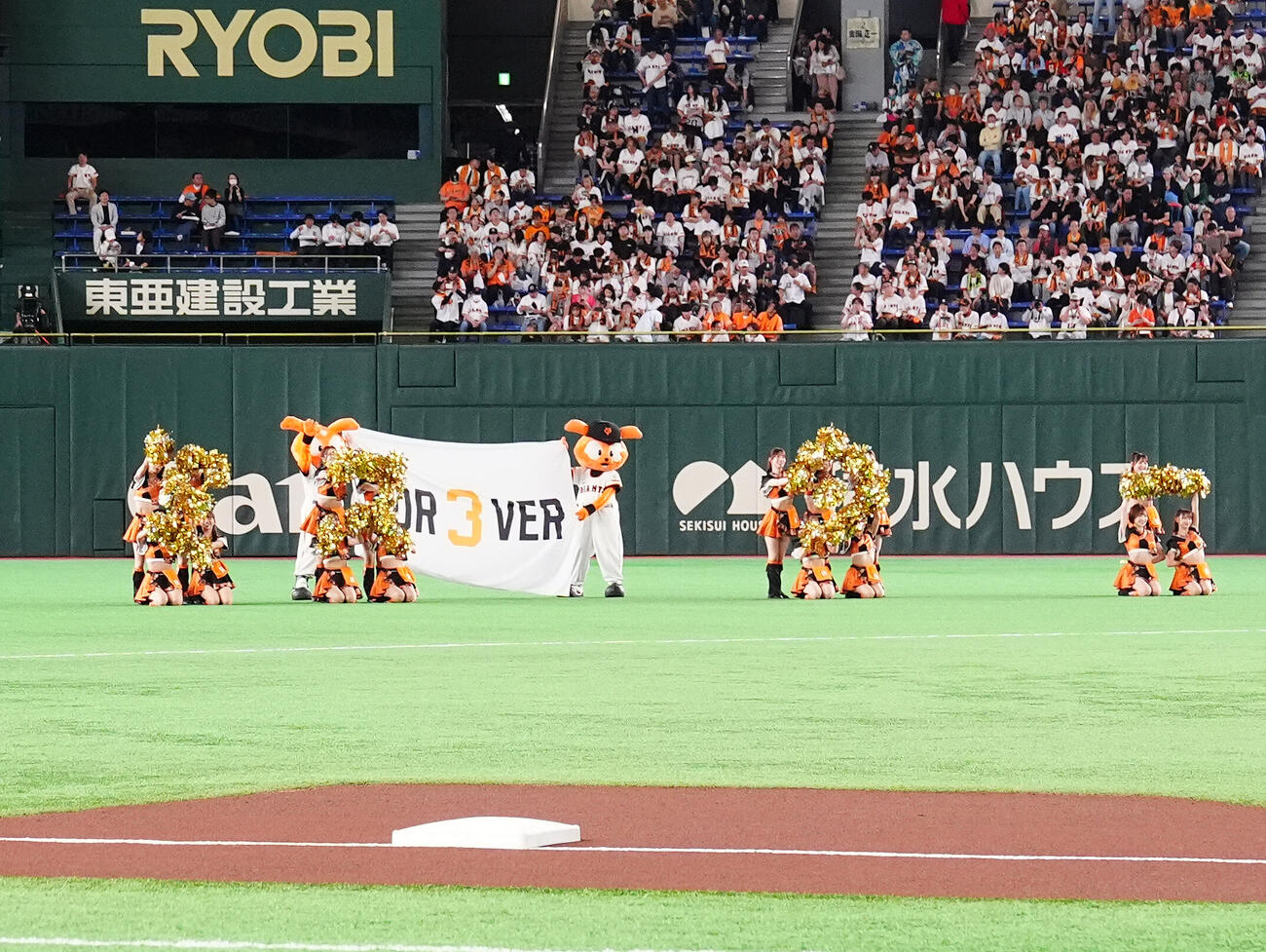 交流戦　巨人対オリックス　試合前、「ミスター」の文字をつくる巨人マスコットガールの「ヴィーナス」（撮影・江口和貴）＝2026年6月3日