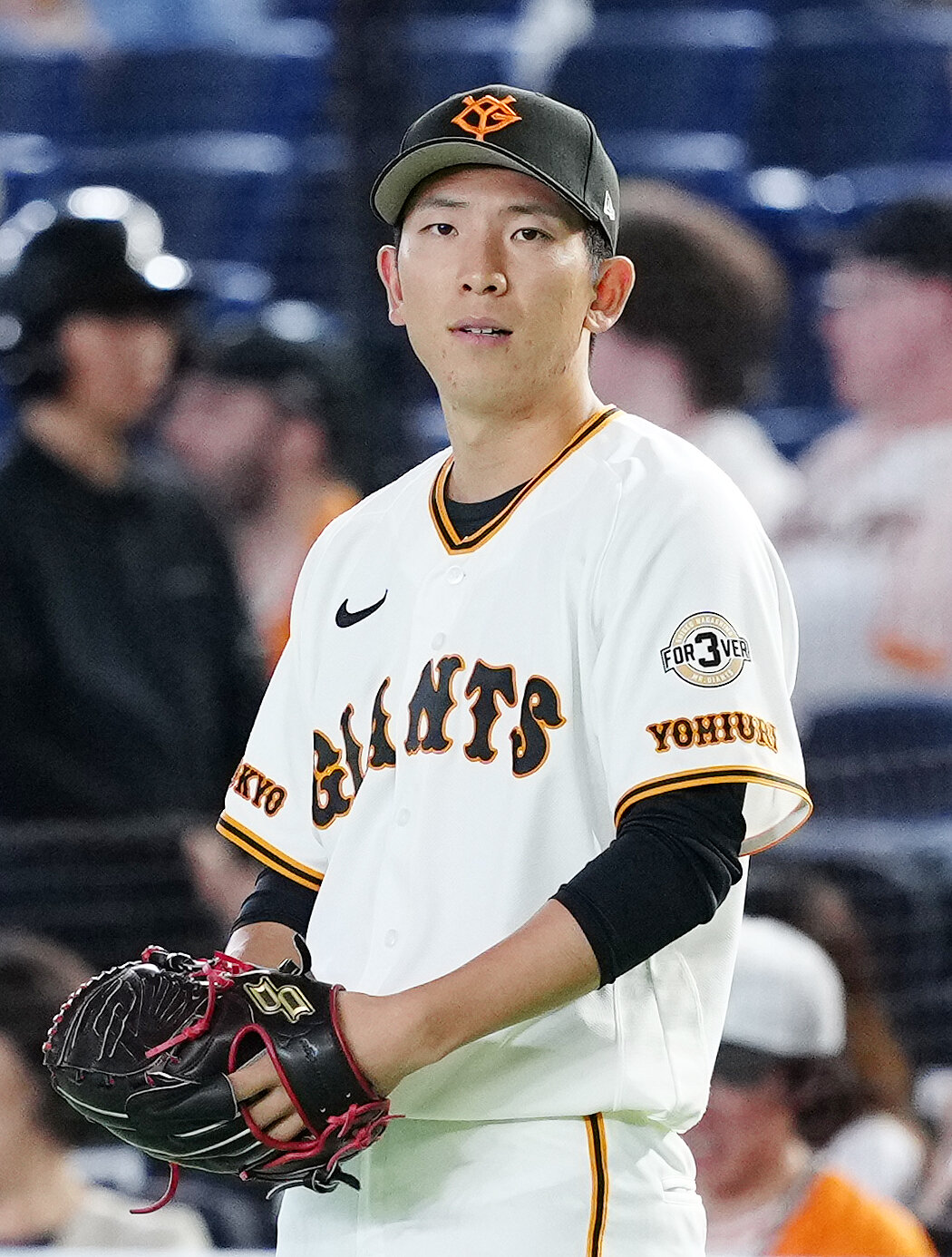 交流戦　巨人対オリックス　試合前、左袖に「FOR3VER」ロゴの特別ワッペンがつけられたユニホームを着てキャッチボールする巨人先発の戸郷翔征（撮影・江口和貴）