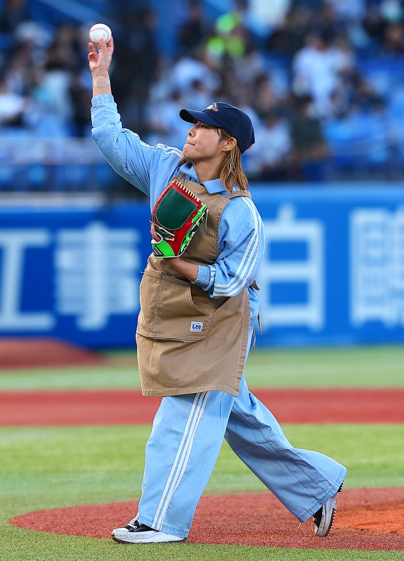 ヤクルト対ロッテ　ファーストピッチセレモニーを行った度会祥子さん（撮影・野上伸悟）