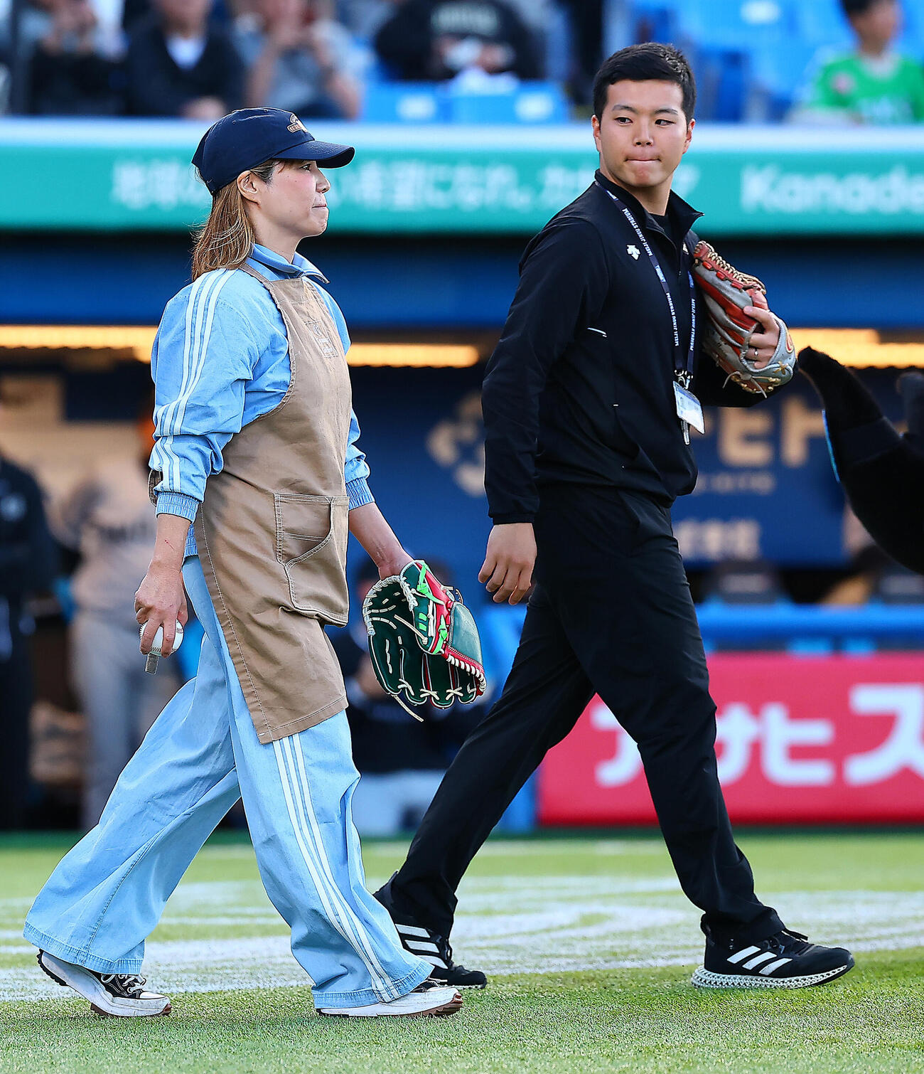 ヤクルト対ロッテファストピッチセレモニーを行ったDeNA度会隆輝の母・祥子さん（手前）と兄・基輝さん（撮影・野上伸悟）