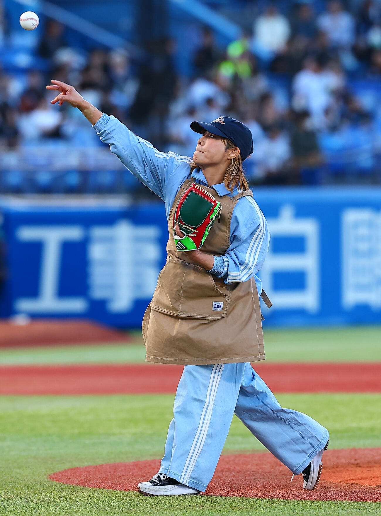 ヤクルト対ロッテ　ファーストピッチセレモニーを行った度会祥子さん（撮影・野上伸悟）