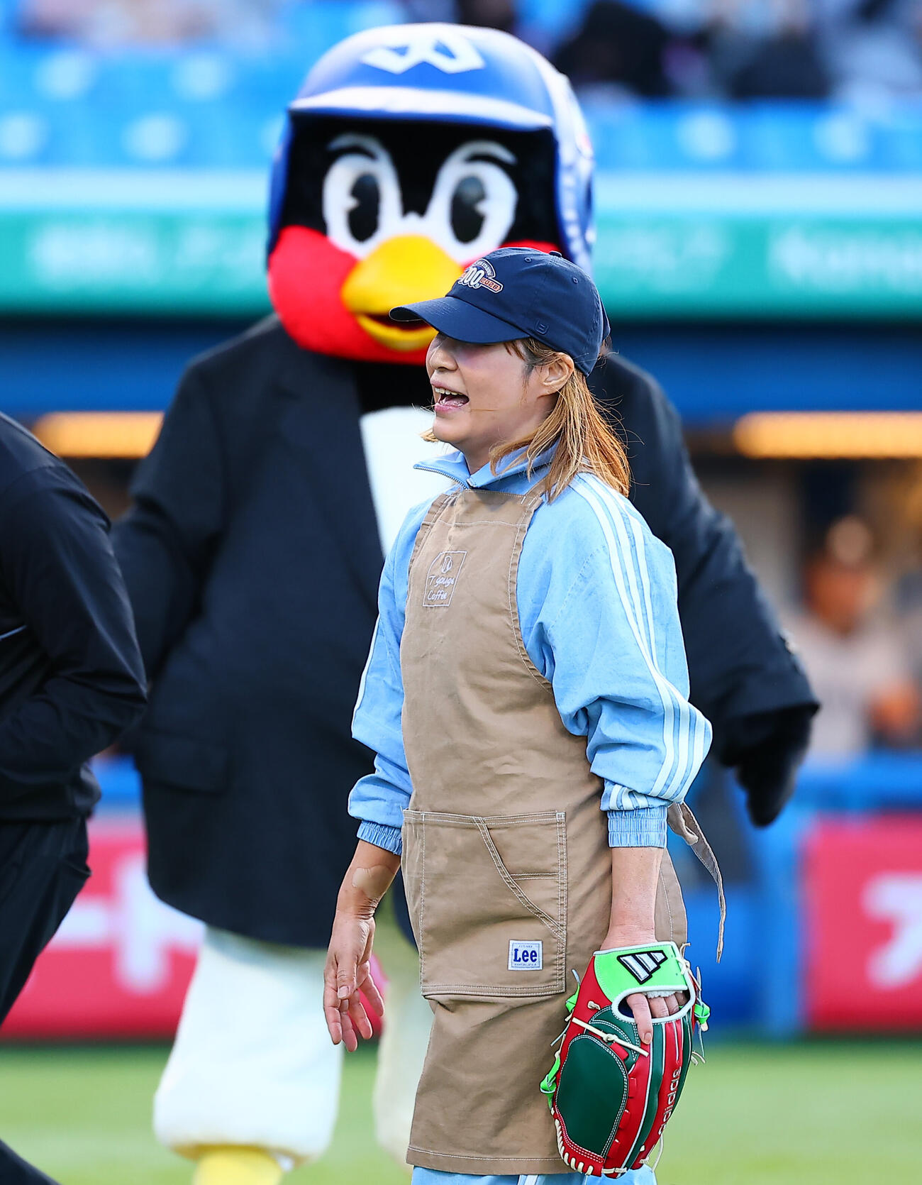ヤクルト対ロッテ　ファーストピッチセレモニーを行った度会祥子さん（撮影・野上伸悟）