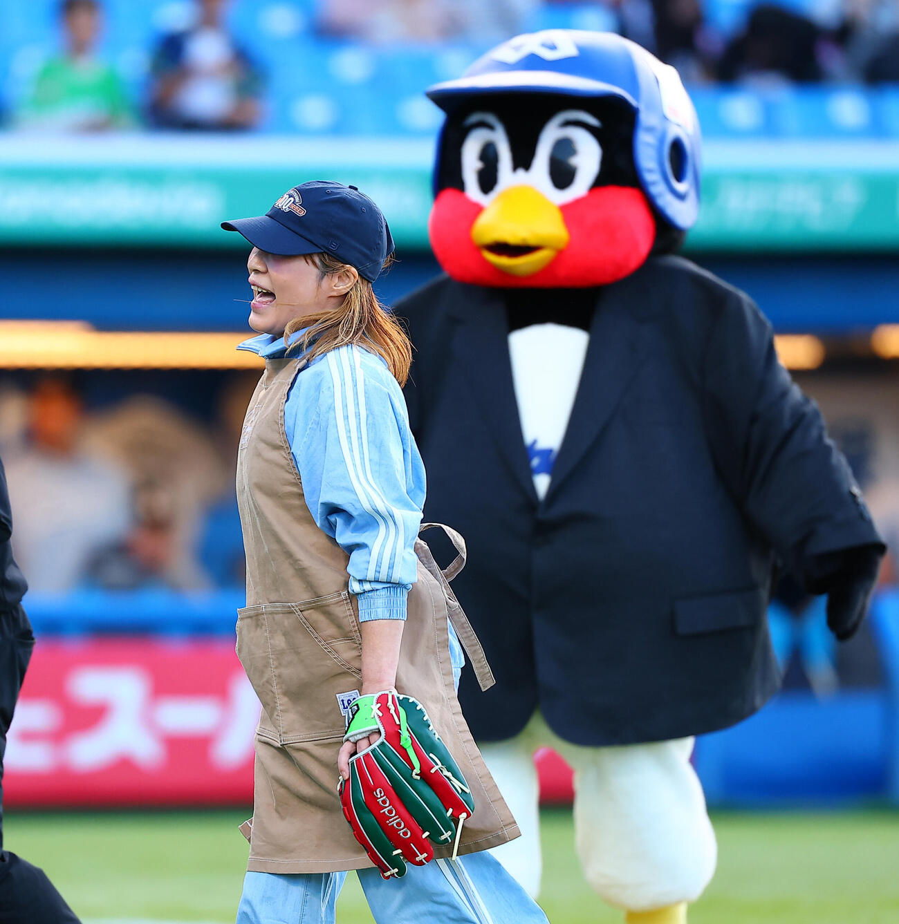 ヤクルト対ロッテ　ファーストピッチセレモニーを行った度会祥子さん（撮影・野上伸悟）