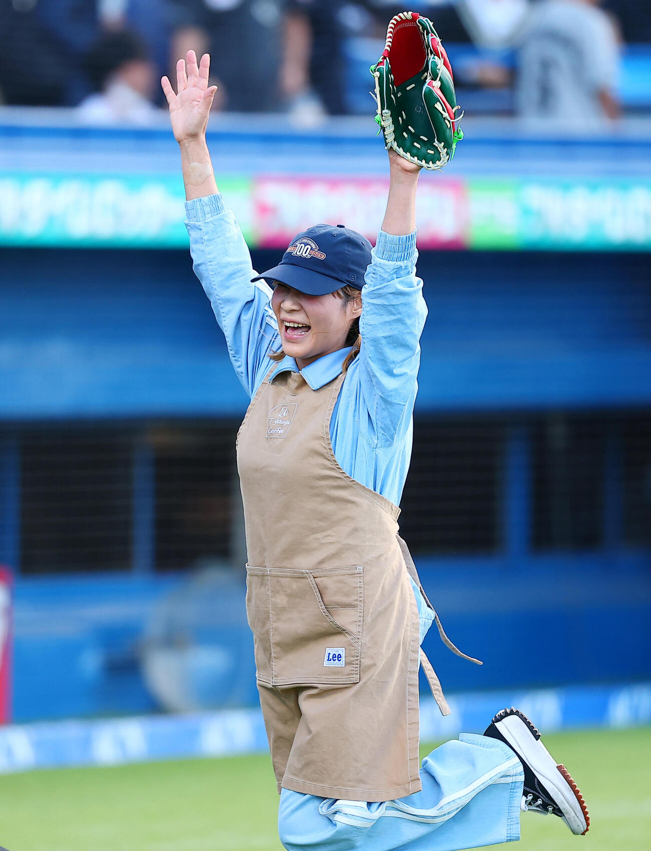 ヤクルト対ロッテ　ファーストピッチセレモニーを行った度会祥子さん（撮影・野上伸悟）