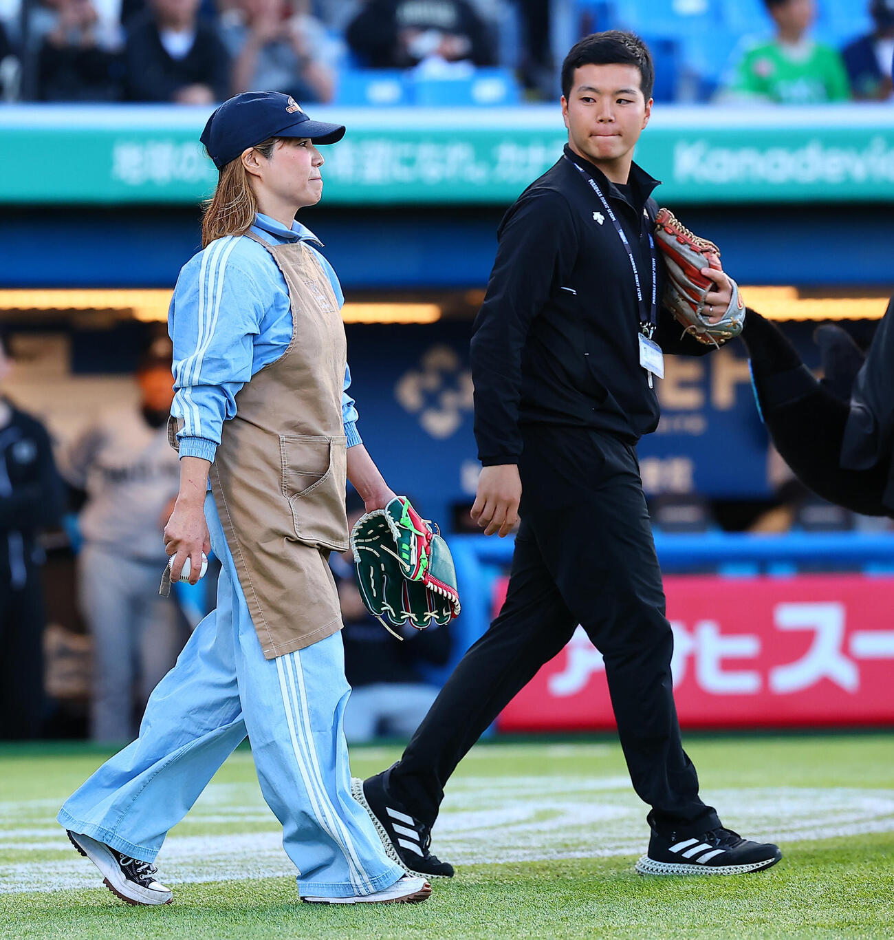 ヤクルト対ロッテファストピッチセレモニーを行ったDeNA度会隆輝の母・祥子さん（手前）と兄・基輝さん（撮影・野上伸悟）