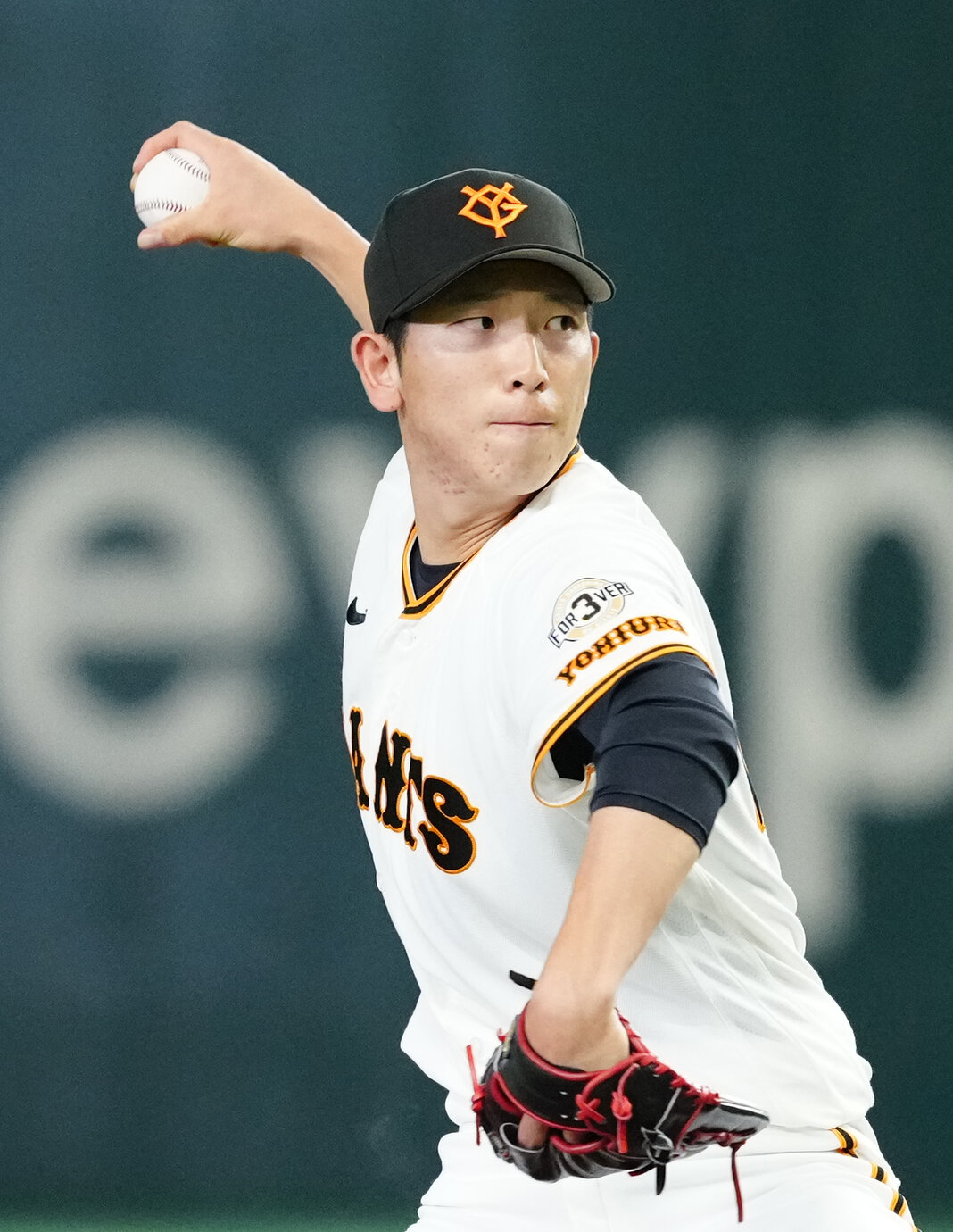 交流戦　巨人対オリックス　「FOR3VER」ロゴのワッペンがつけられたユニホームで、投球する巨人先発の戸郷翔征（撮影・江口和貴）