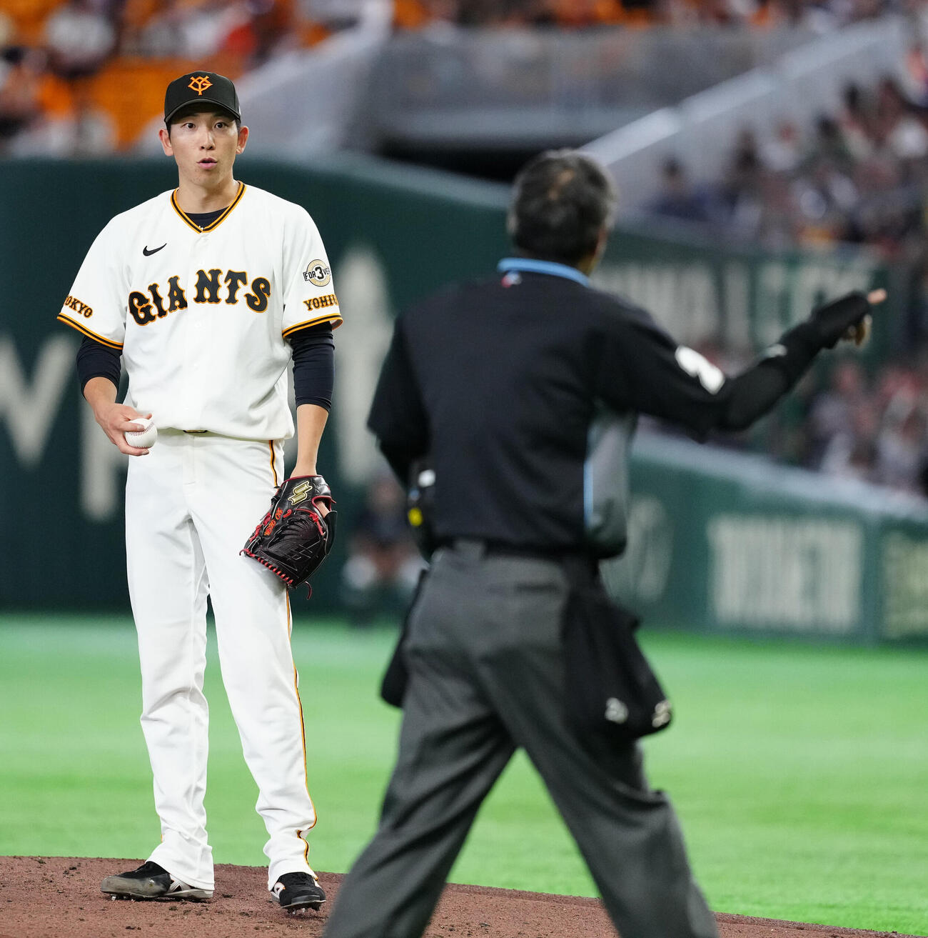 交流戦　巨人対オリックス　2回表オリックス無死、紅林弘太郎に死球を与え、危険球退場を白井一行審判員（手前）から宣告される先発の戸郷翔征（撮影・江口和貴）＝2026年6月3日