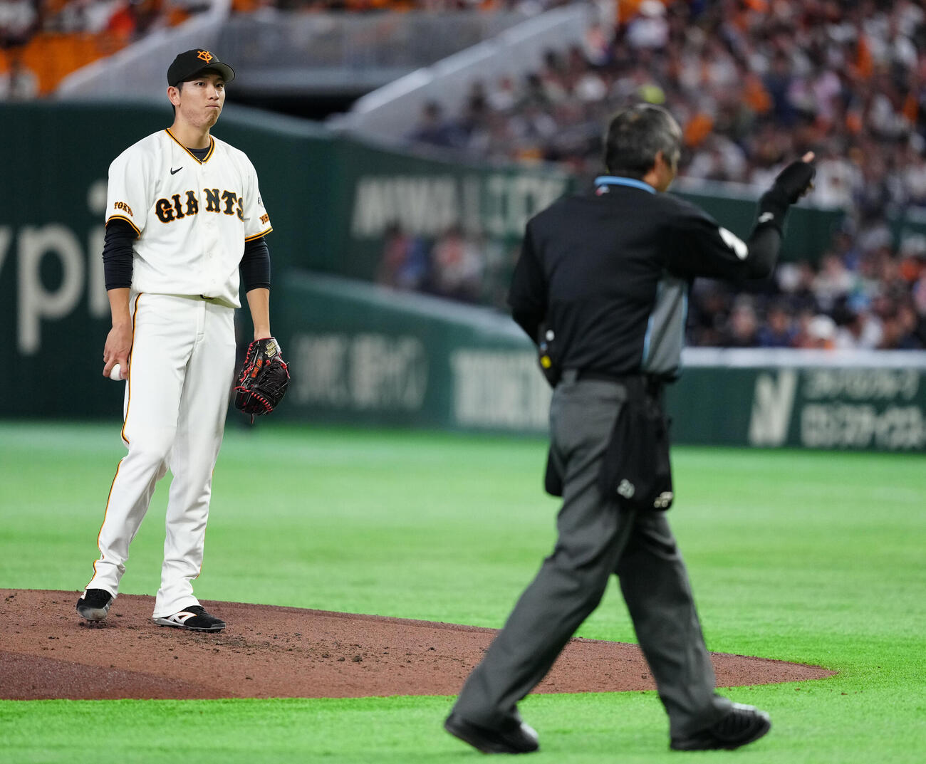 交流戦　巨人対オリックス　2回表オリックス無死、紅林弘太郎に死球を与え、危険球退場を白井一行審判員（右）から宣告される先発の戸郷翔征（撮影・江口和貴）＝2026年6月3日