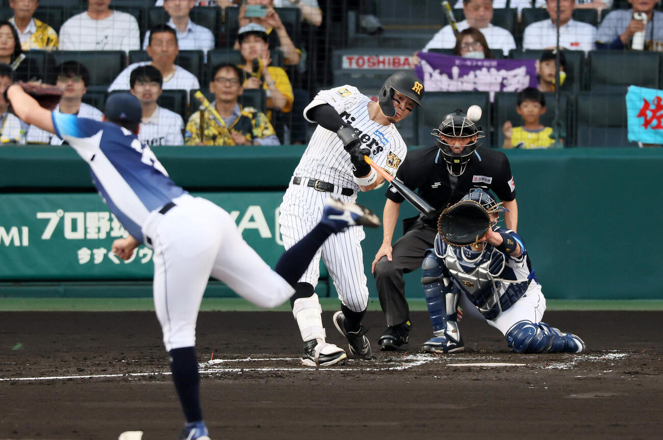 阪神対西武　2回裏阪神無死、佐藤輝明は左前打を放つ。投手渡辺勇太朗（撮影・加藤哉）