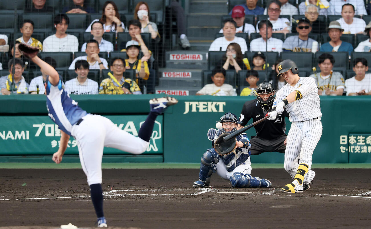 阪神対西武　2回裏阪神2死二塁、伏見寅威は中前打を放つ。投手渡辺勇太朗（撮影・加藤哉）