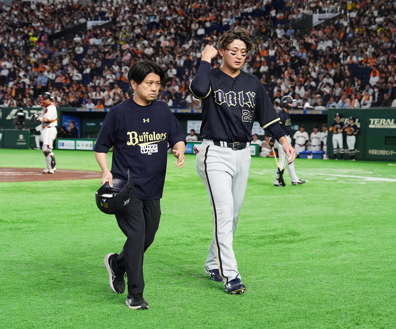 交流戦　巨人対オリックス　2回表オリックス無死、死球を受け、ベンチに引き揚げる紅林弘太郎（右）（撮影・江口和貴）