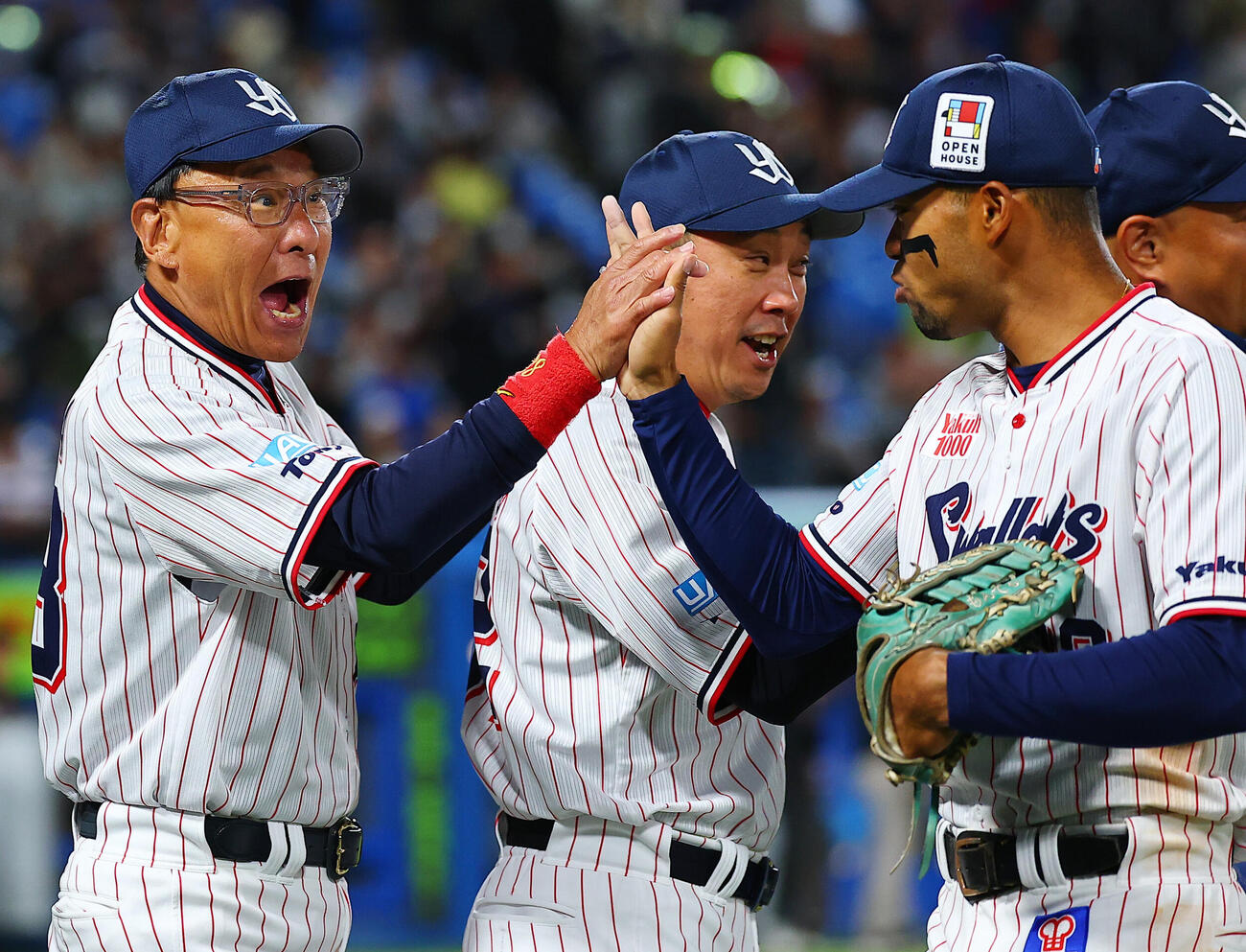 ヤクルト対ロッテ　練習に向かうヤクルト池山隆寛監督（撮影・野上伸悟）