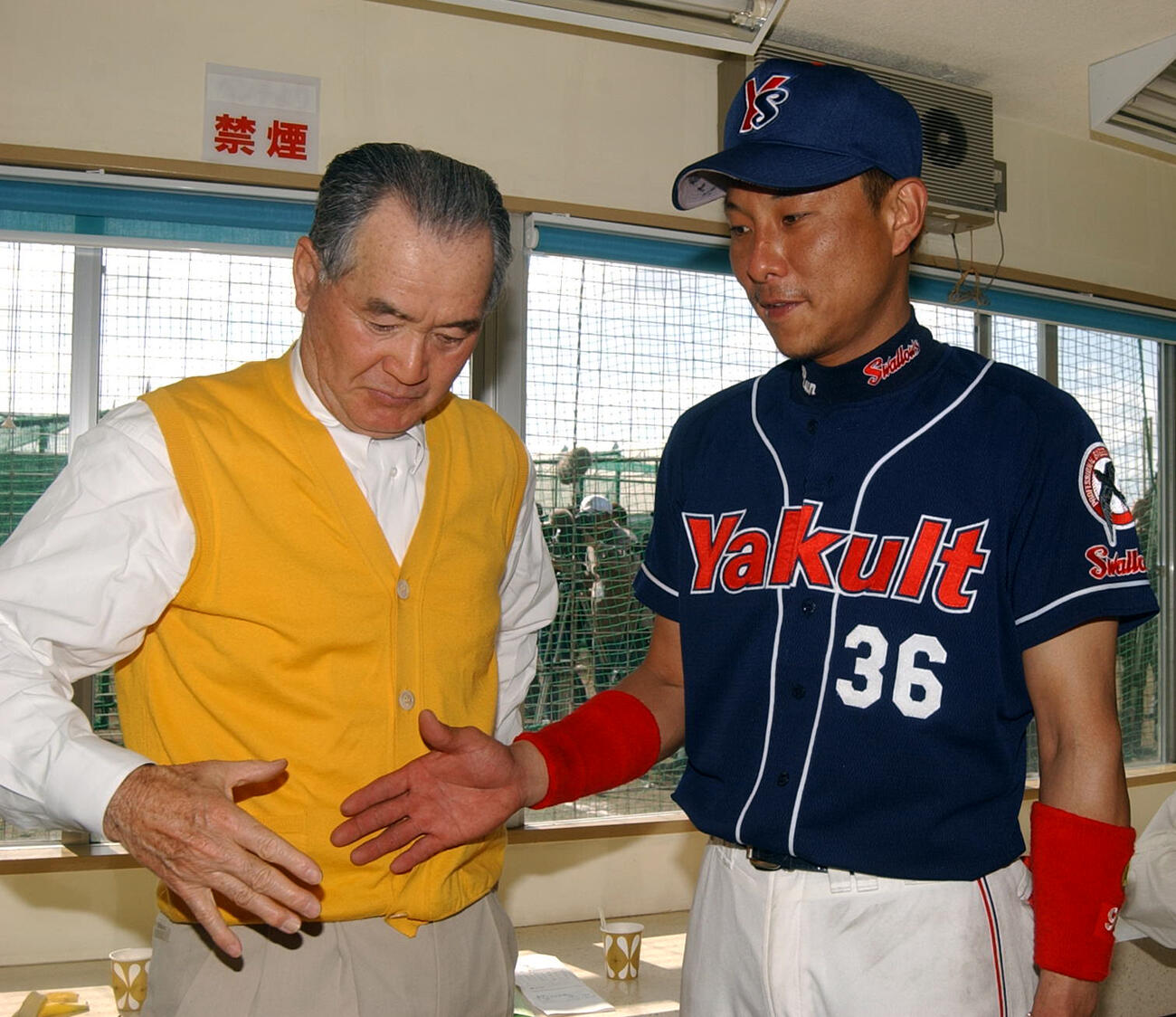 巨人長嶋茂雄終身名誉監督（左）と握手をするヤクルト池山隆寛（02年2月6日撮影）