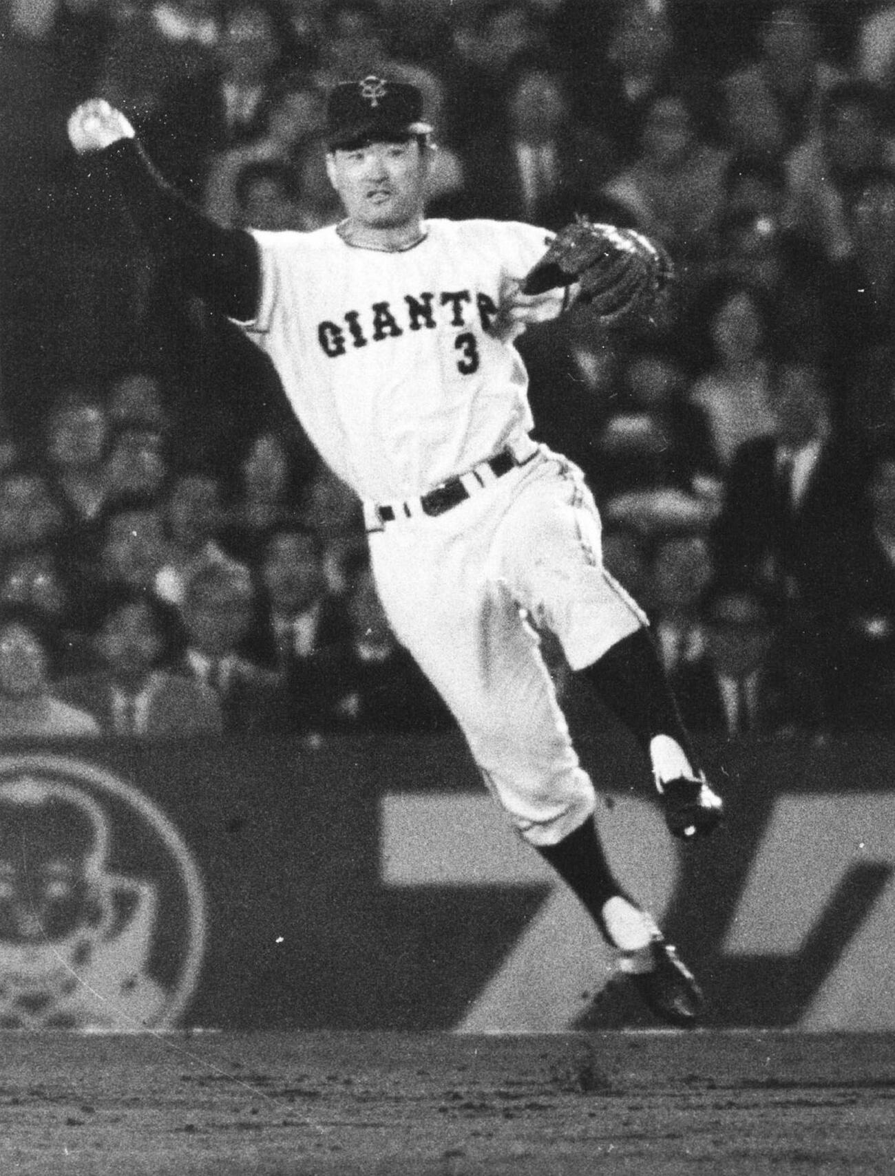 68年、三塁から一塁にジャンピングスローする巨人長嶋さん