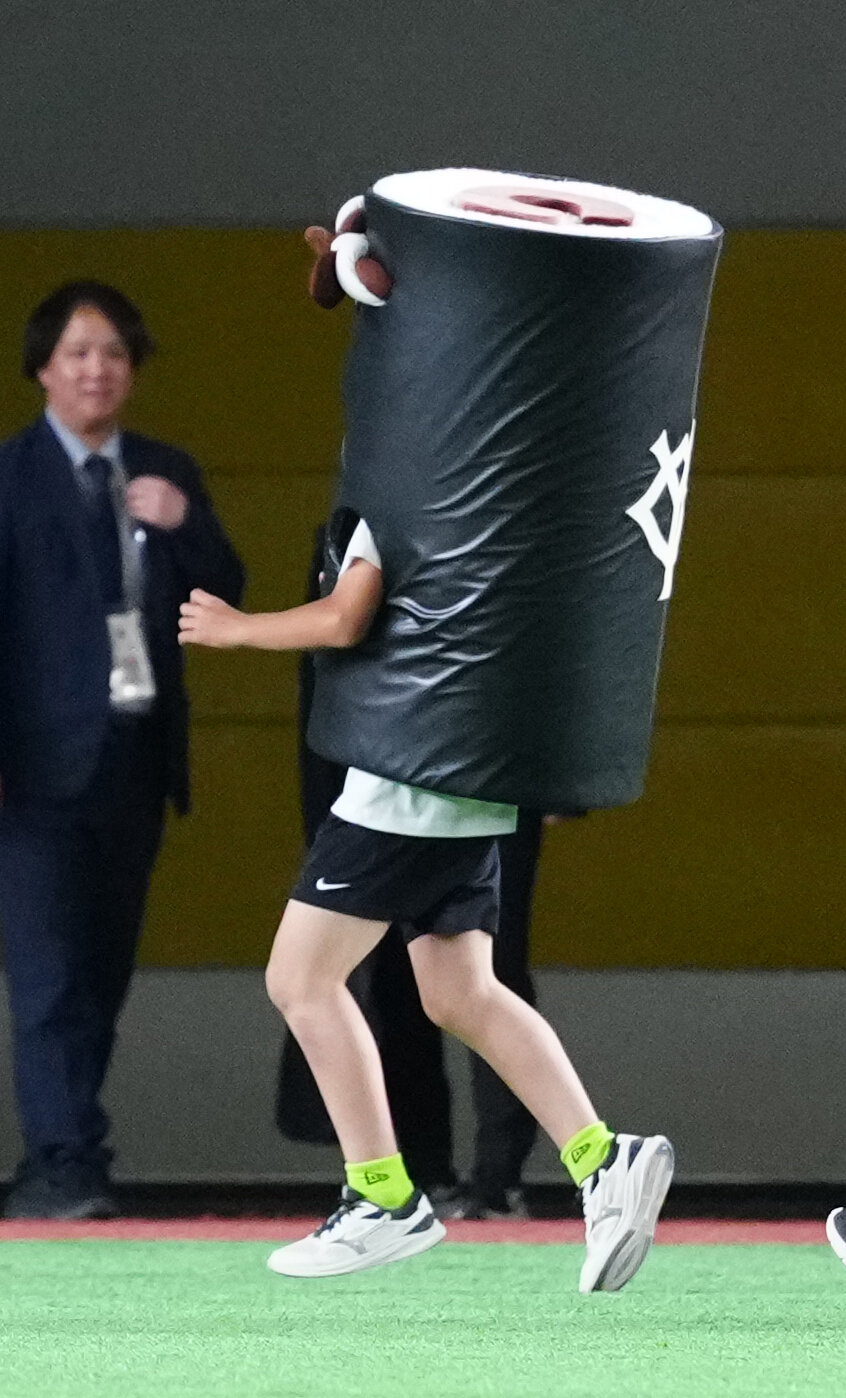 交流戦　巨人対オリックス　4回表終了後の「すしレース」は、かんぴょうが制する（撮影・江口和貴）