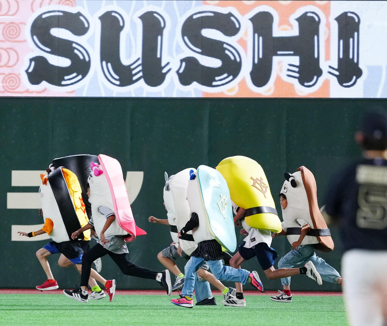 交流戦　巨人対オリックス　4回表終了後の「すしレース」は、かんぴょうが制する（撮影・江口和貴）＝2026年6月3日
