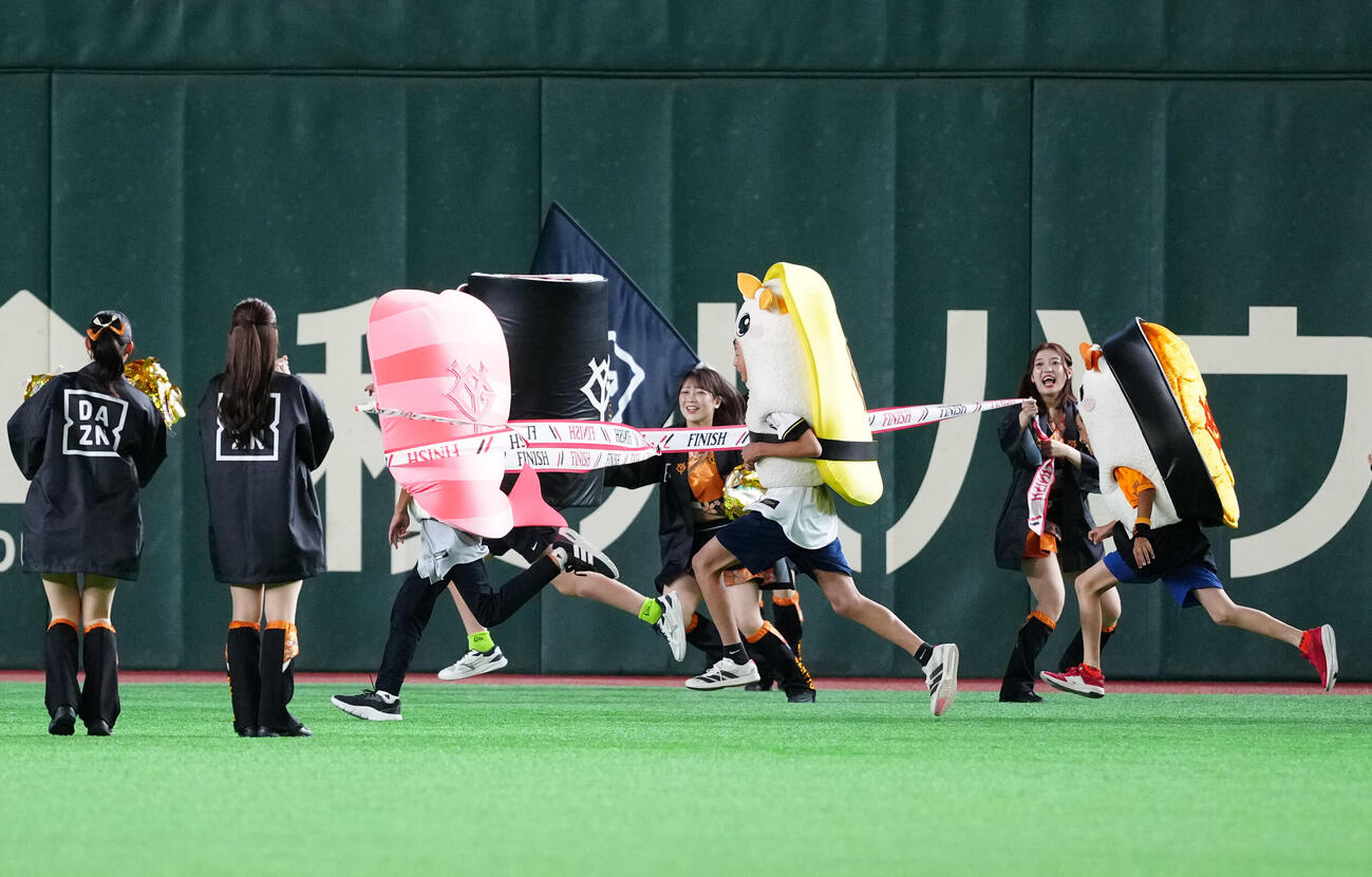 交流戦　巨人対オリックス　4回表終了後の「すしレース」は、かんぴょう（左から2貫目）が制する（撮影・江口和貴）＝2026年6月3日