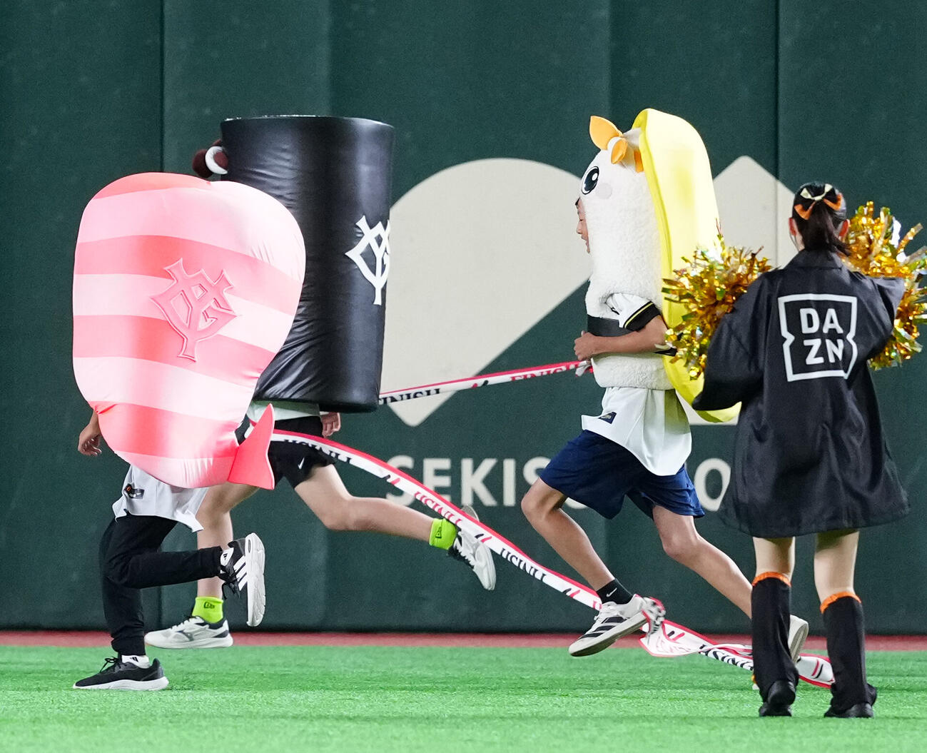 交流戦　巨人対オリックス　4回表終了後の「すしレース」は、かんぴょう（左から2貫目）が制する（撮影・江口和貴）＝2026年6月3日
