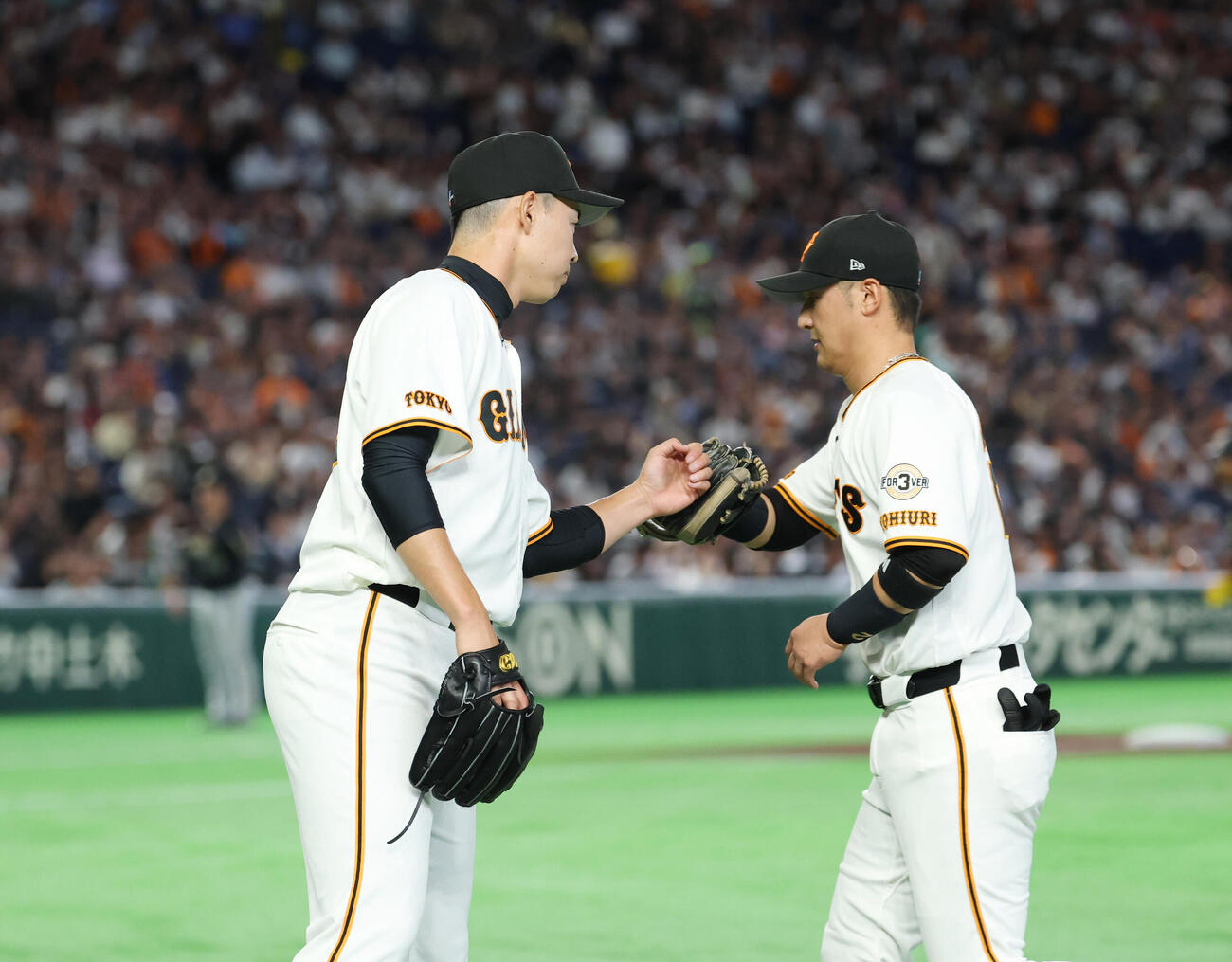 巨人対オリックス　3回を無失点に終えナインと出迎える森田駿哉（撮影・増田悦実）＝2026年6月3日
