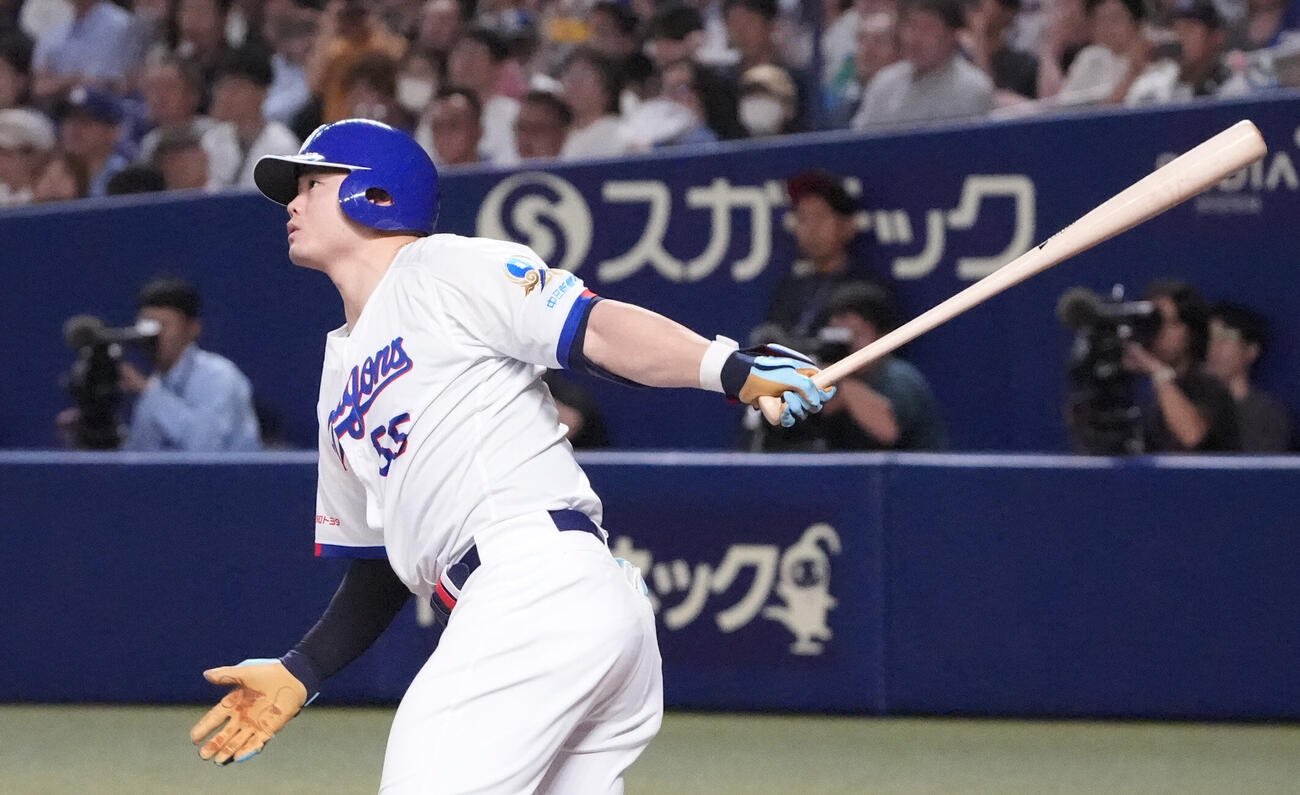 プロ野球交流戦中日対ソフトバンク　5回裏中日2死一、二塁、3点本塁打を放つ細川成也（撮影・森本幸一）