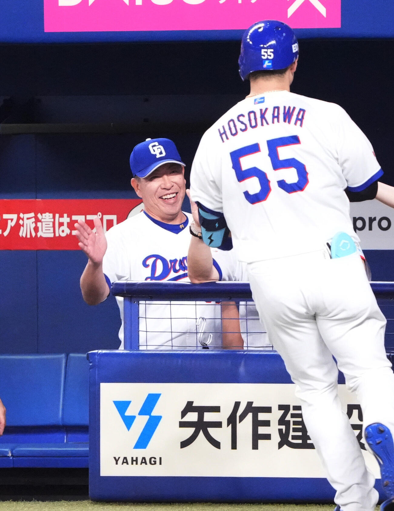 プロ野球交流戦中日対ソフトバンク　5回裏中日2死一、二塁、井上一樹監督（左）は3点本塁打を放った細川成也を迎える（撮影・森本幸一）