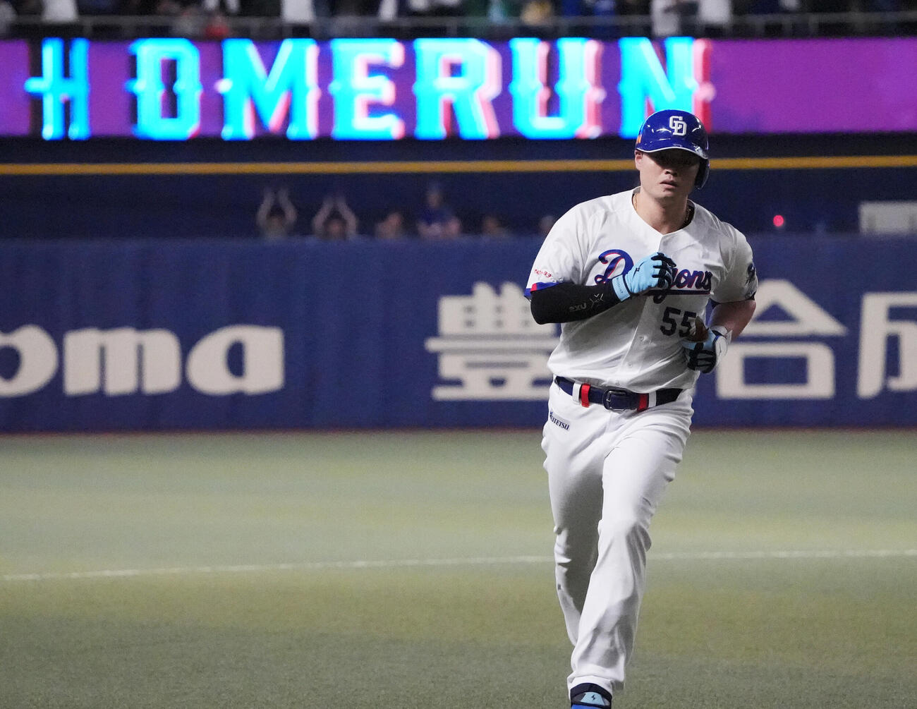 プロ野球交流戦中日対ソフトバンク　5回裏中日2死一、二塁、3点本塁打を放ちダイヤモンドを回る細川成也（撮影・森本幸一）＝2026年6月3日