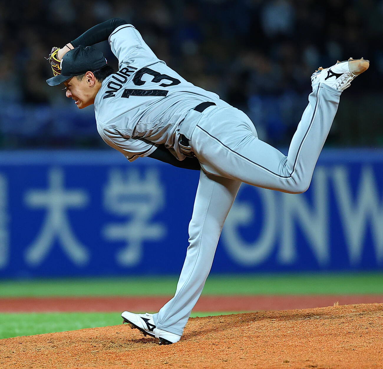 ヤクルト対ロッテ　力投するロッテ先発の毛利海大（撮影・野上伸悟）