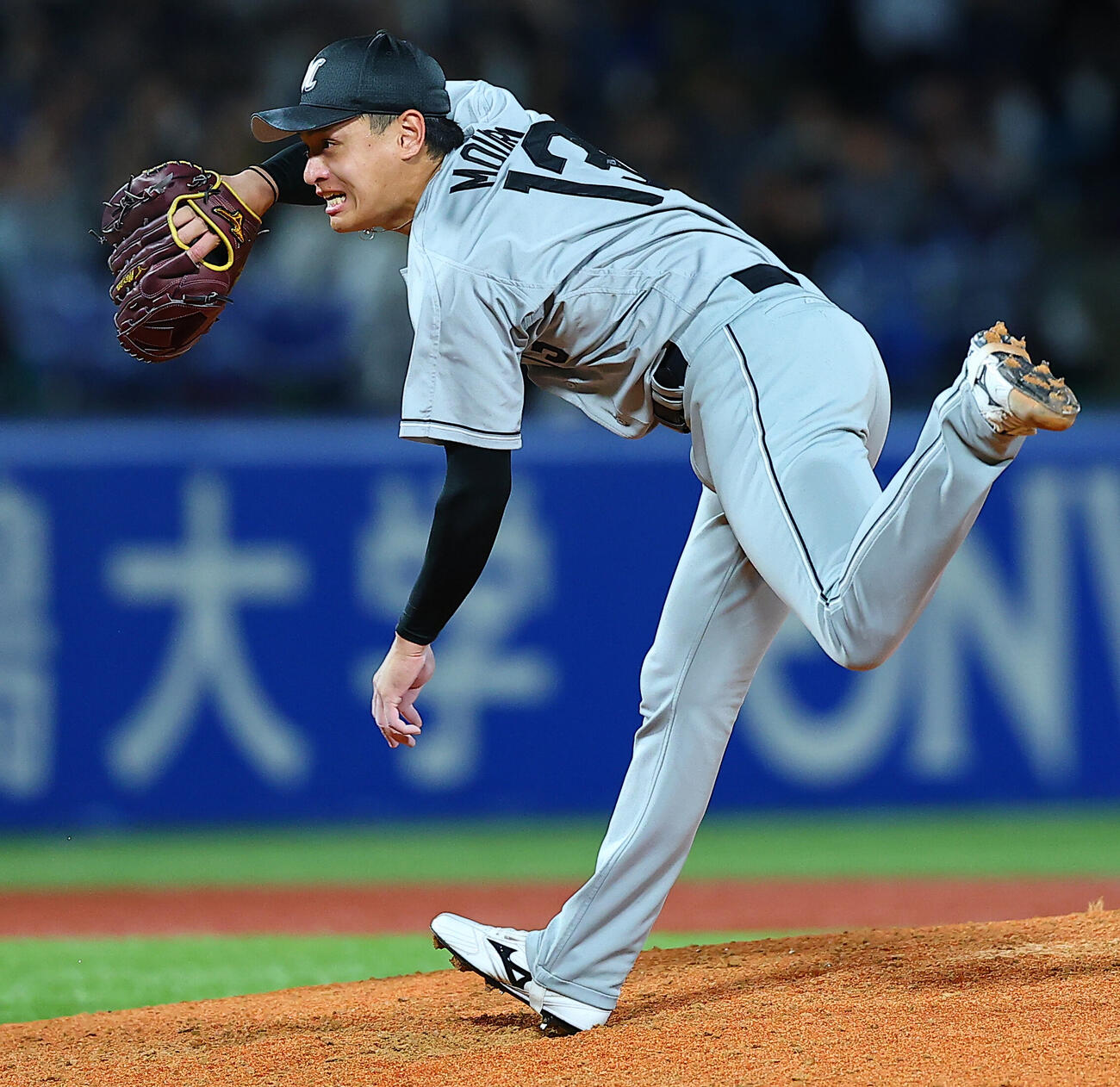 ヤクルト対ロッテ　力投するロッテ先発の毛利海大（撮影・野上伸悟）
