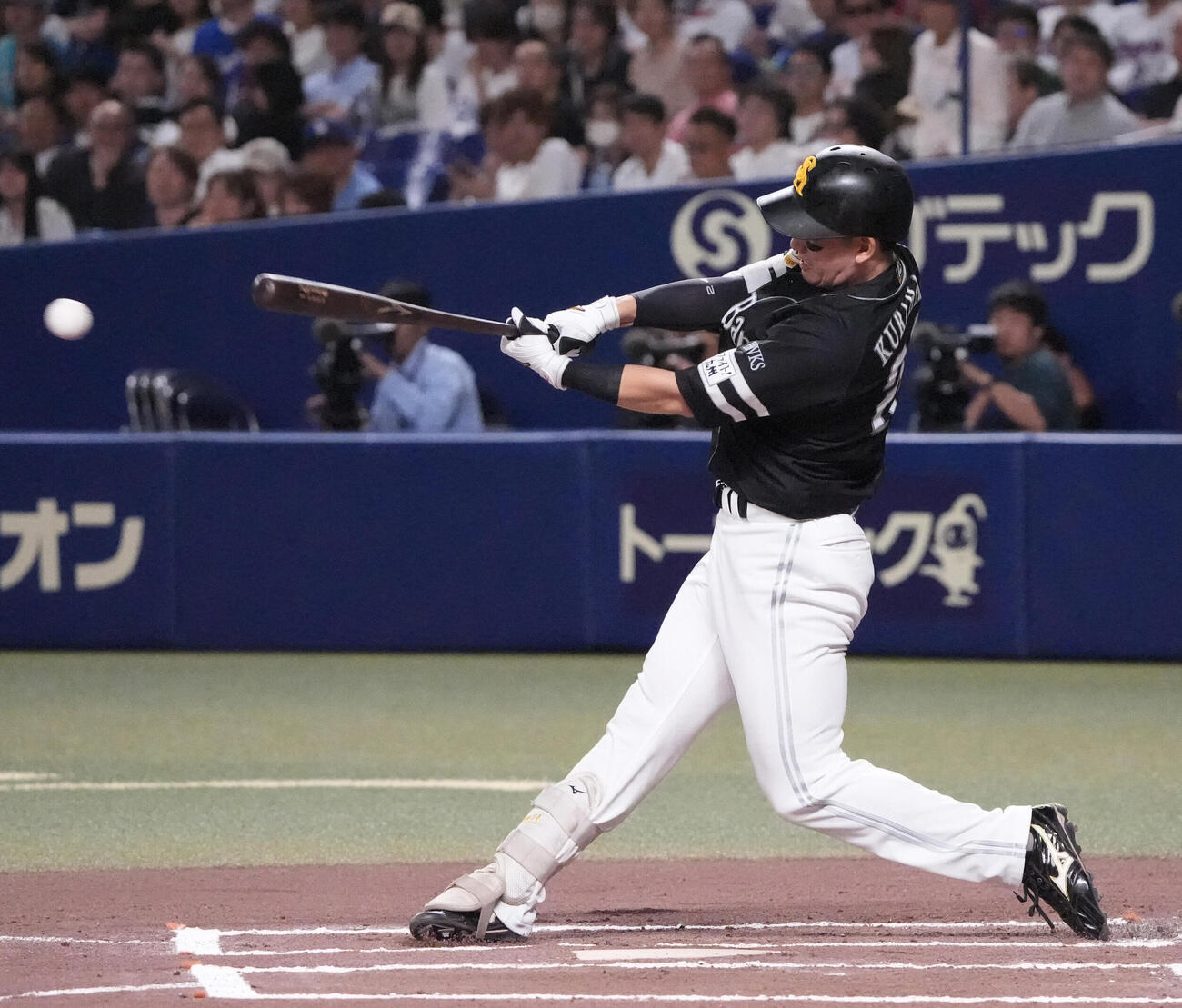 プロ野球交流戦中日対ソフトバンク　6回表ソフトバンク無死二塁、適時二塁打を放つ栗原陵矢（撮影・森本幸一）