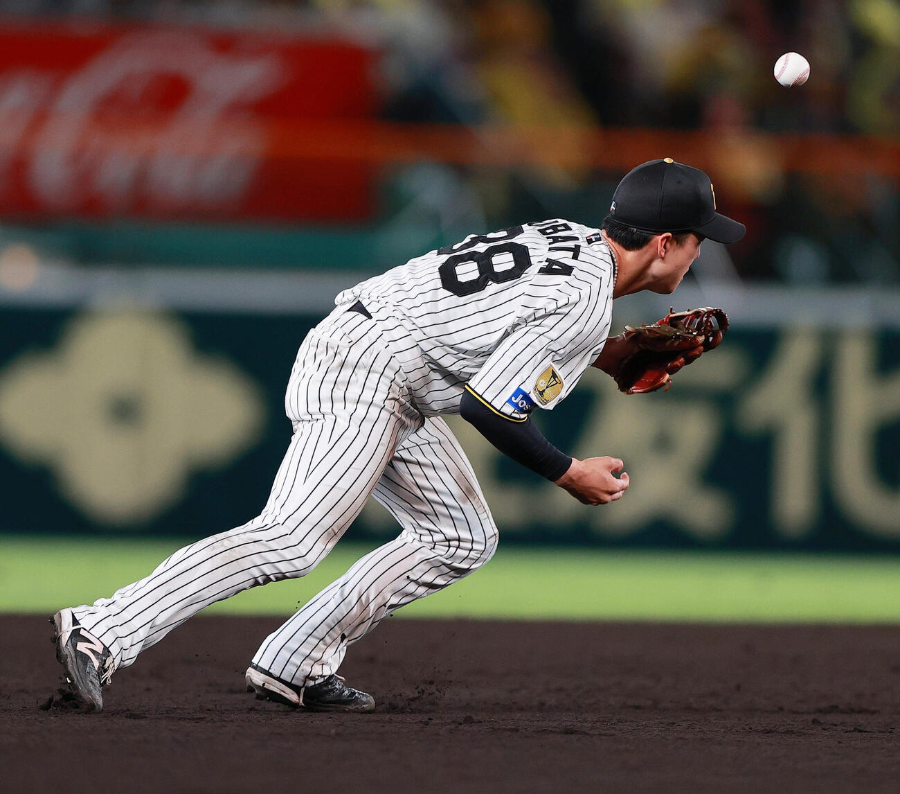 阪神対西武　7回表西武2死二、三塁、小幡竜平は長谷川信哉の遊ゴロをファンブルする（撮影・上山淳一）