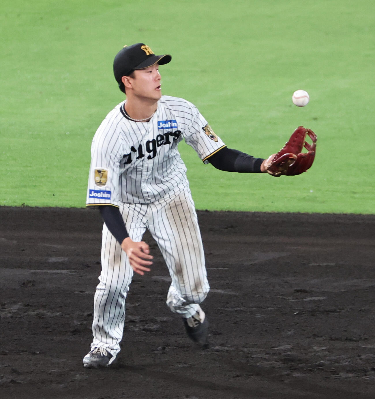 阪神対西武　7回表西武2死二、三塁、遊撃手小幡竜平は長谷川の打球を取り損ね、さらに一塁へ悪送球し、2者の生還を許す（撮影・西尾就之）