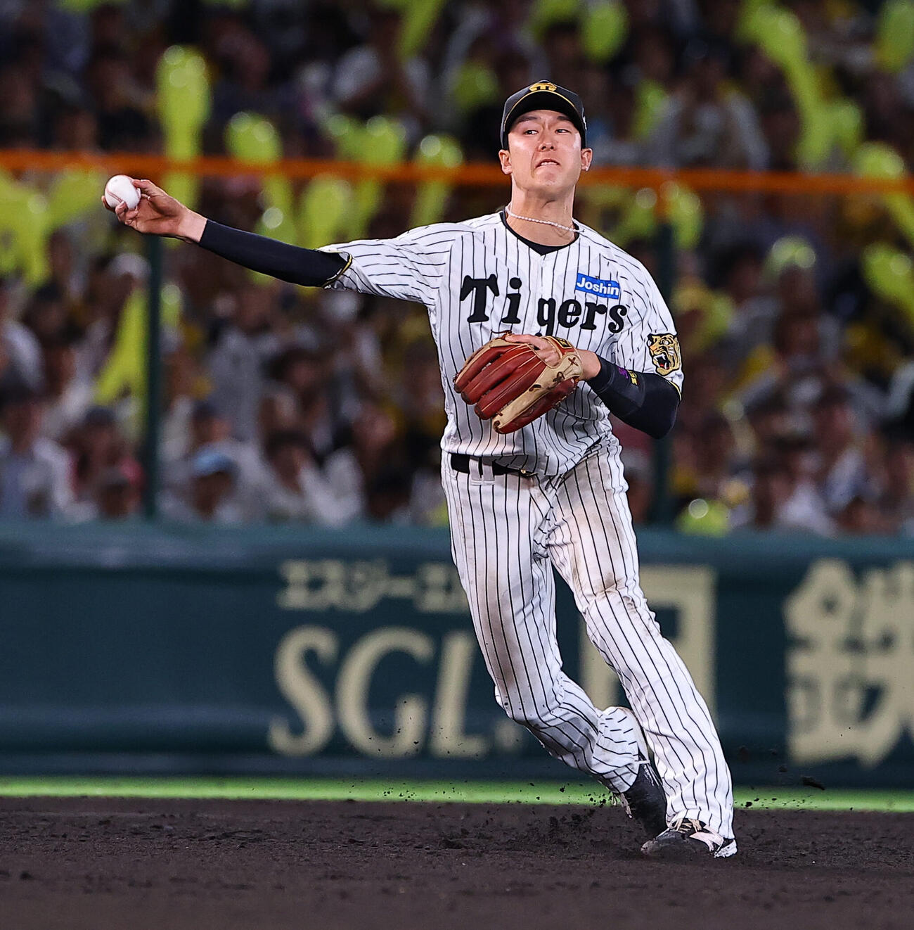 阪神対西武　7回表西武2死二、三塁、小幡竜平は長谷川信哉の打球を一塁へ悪送球する（撮影・上田博志）