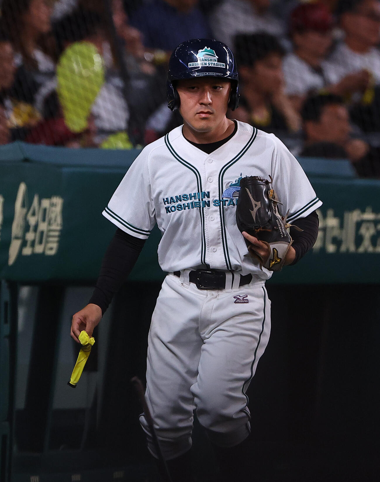 阪神対西武　7回表、グラウンドに入ったジェット風船を処理するスタッフ（撮影・上田博志）