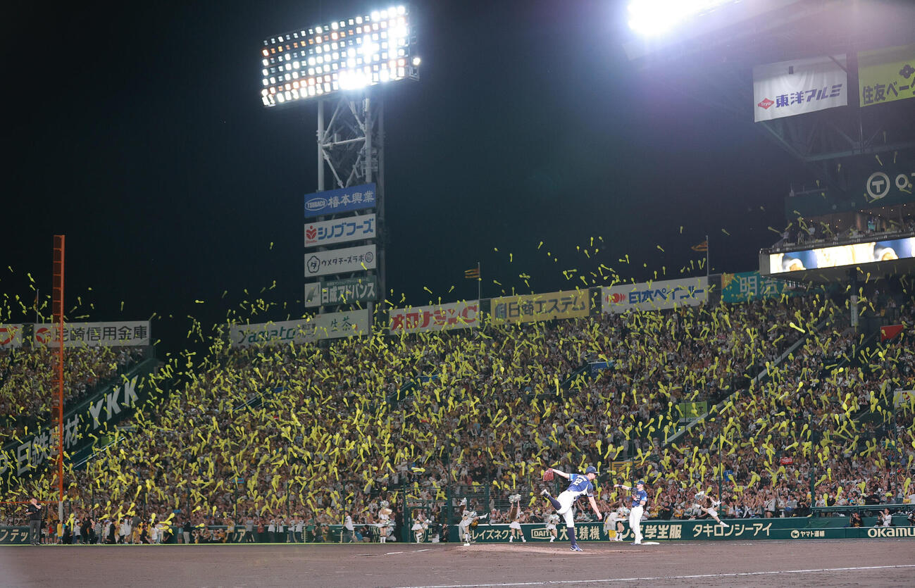阪神対西武　ジェット風船を飛ばして盛り上がる阪神ファン（撮影・上山淳一）＝2026年6月3日