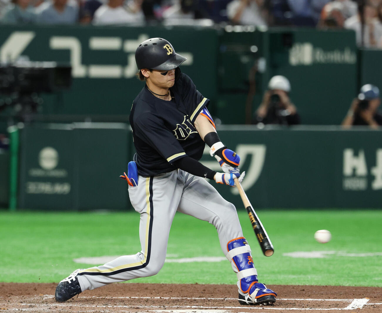 巨人対オリックス　6回表オリックス無死一、三塁、適時打を放つ中川圭太（撮影・増田悦実）