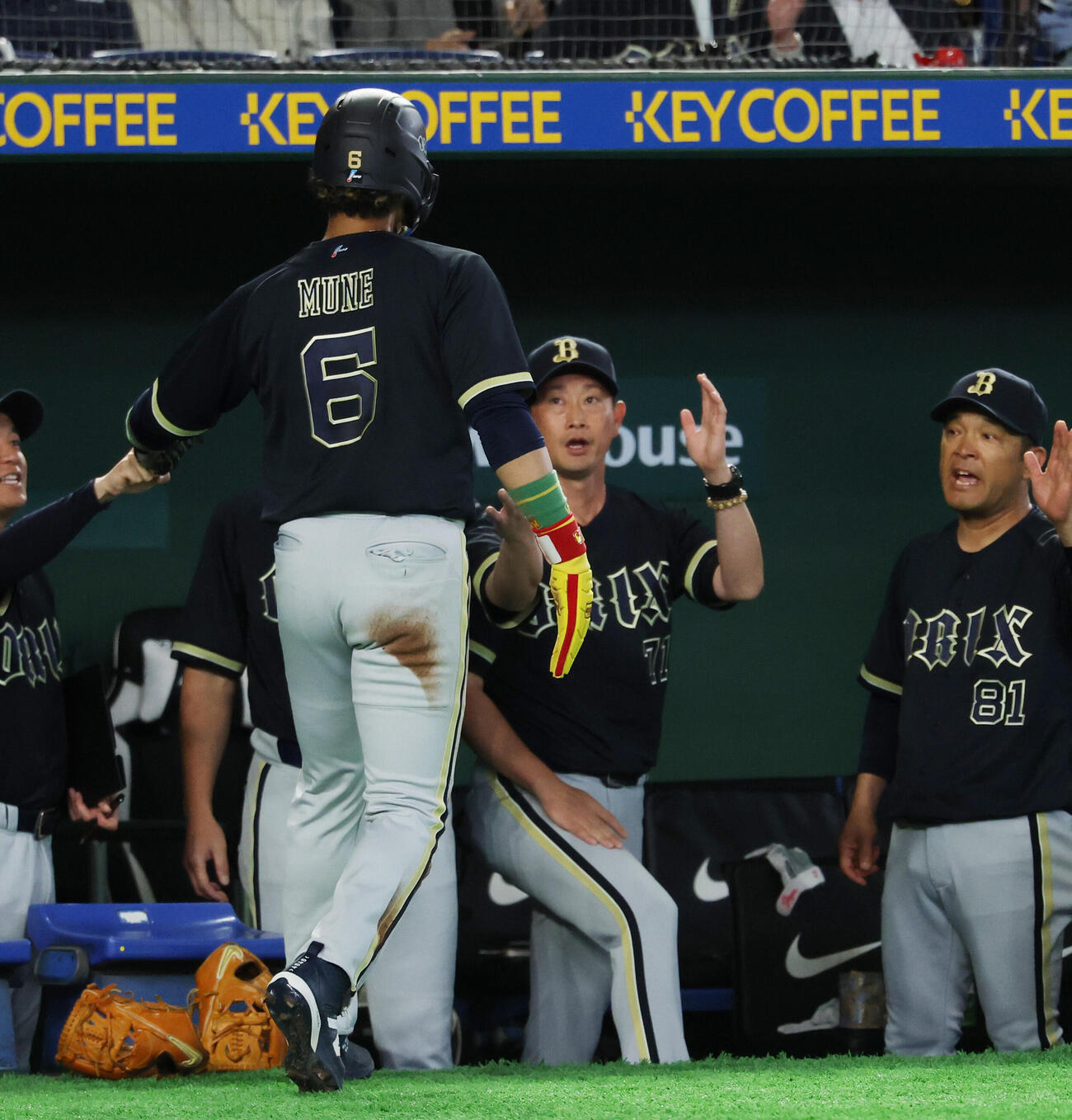 巨人対オリックス　6回表オリックス無死一、三塁、中川圭太の適時打で生還した宗佑磨（左）を迎える岸田護監督（撮影・増田悦実）