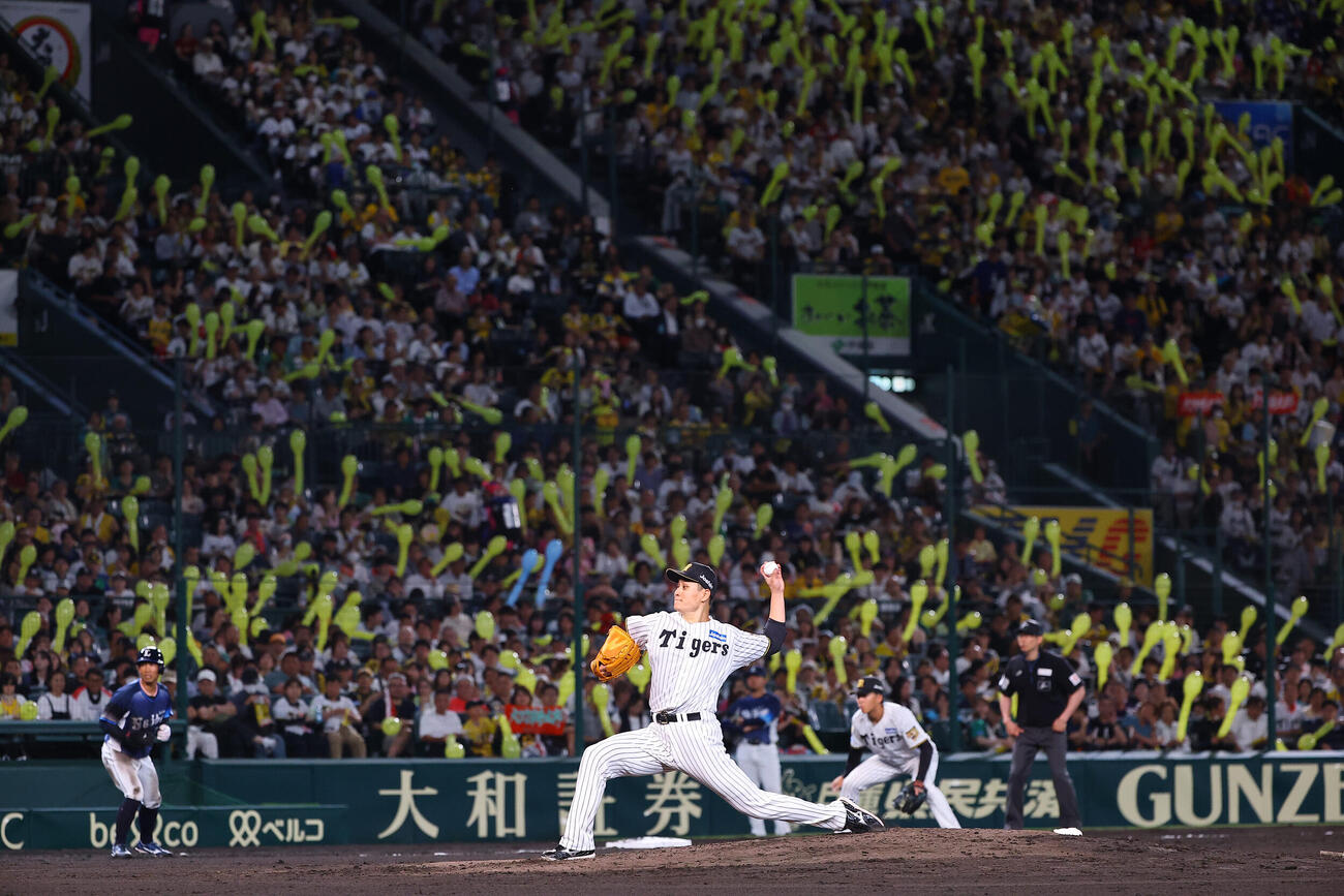 阪神対西武　7回、ジェット風船を背に投球する大竹耕太郎（撮影・上田博志）