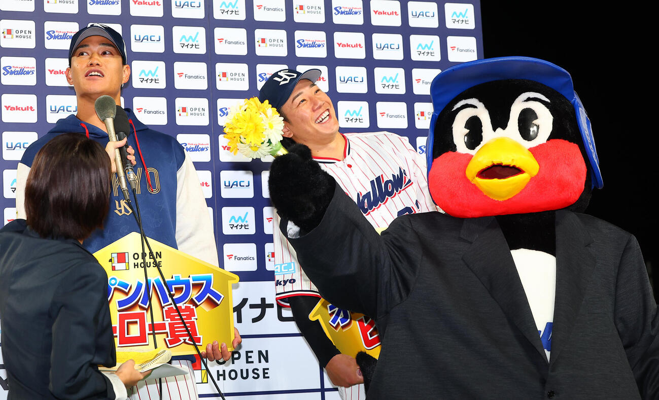 ヤクルト対ロッテ　勝利しヒーローインタビューを受けるヤクルト高橋奎二（左）と増田珠（撮影・野上伸悟）＝2026年6月3日