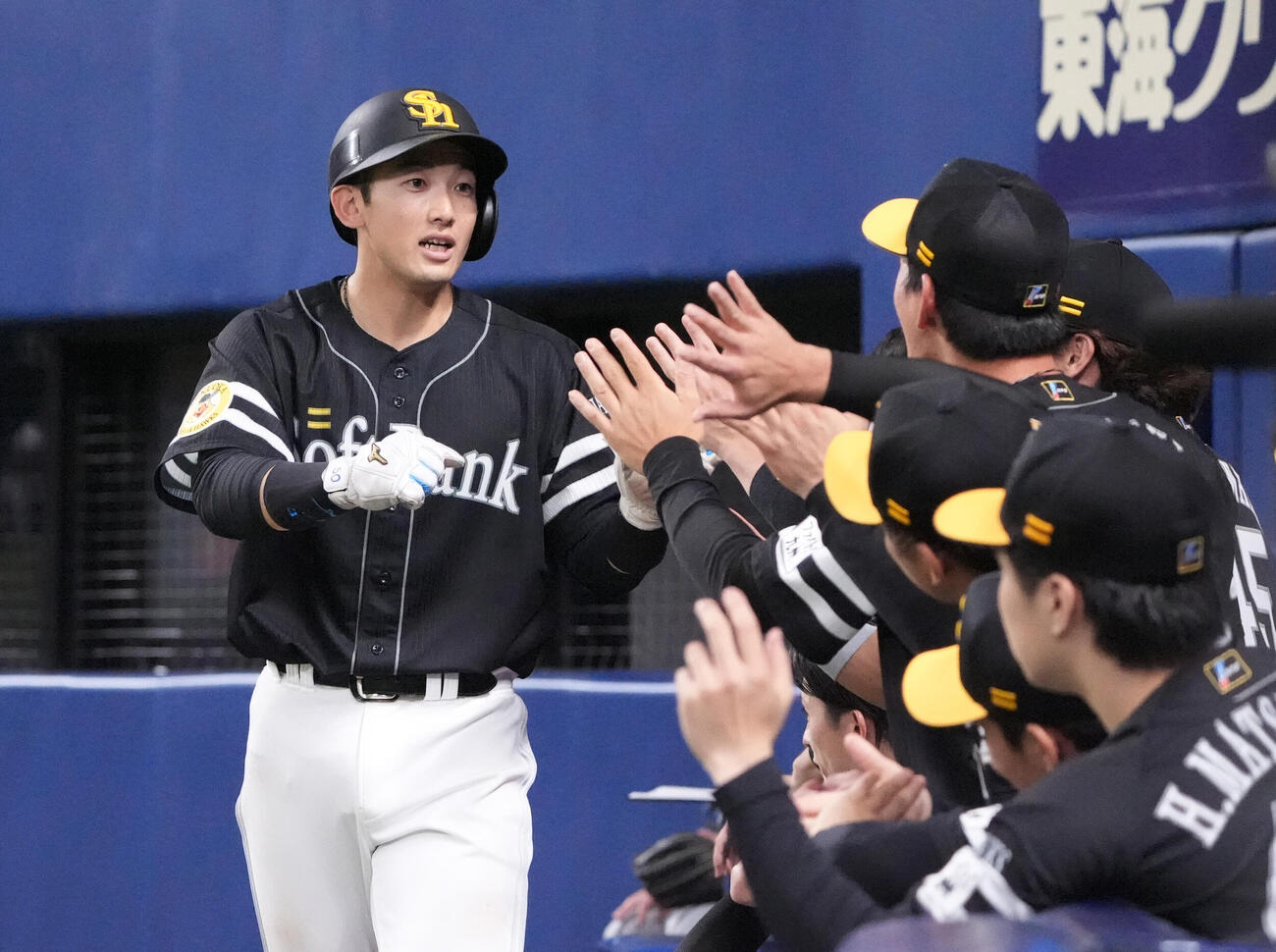 プロ野球交流戦中日対ソフトバンク　6回表ソフトバンク2死満塁、山本祐大（左）は斎藤綱記の暴投で生還しナインとタッチを交わす（撮影・森本幸一）